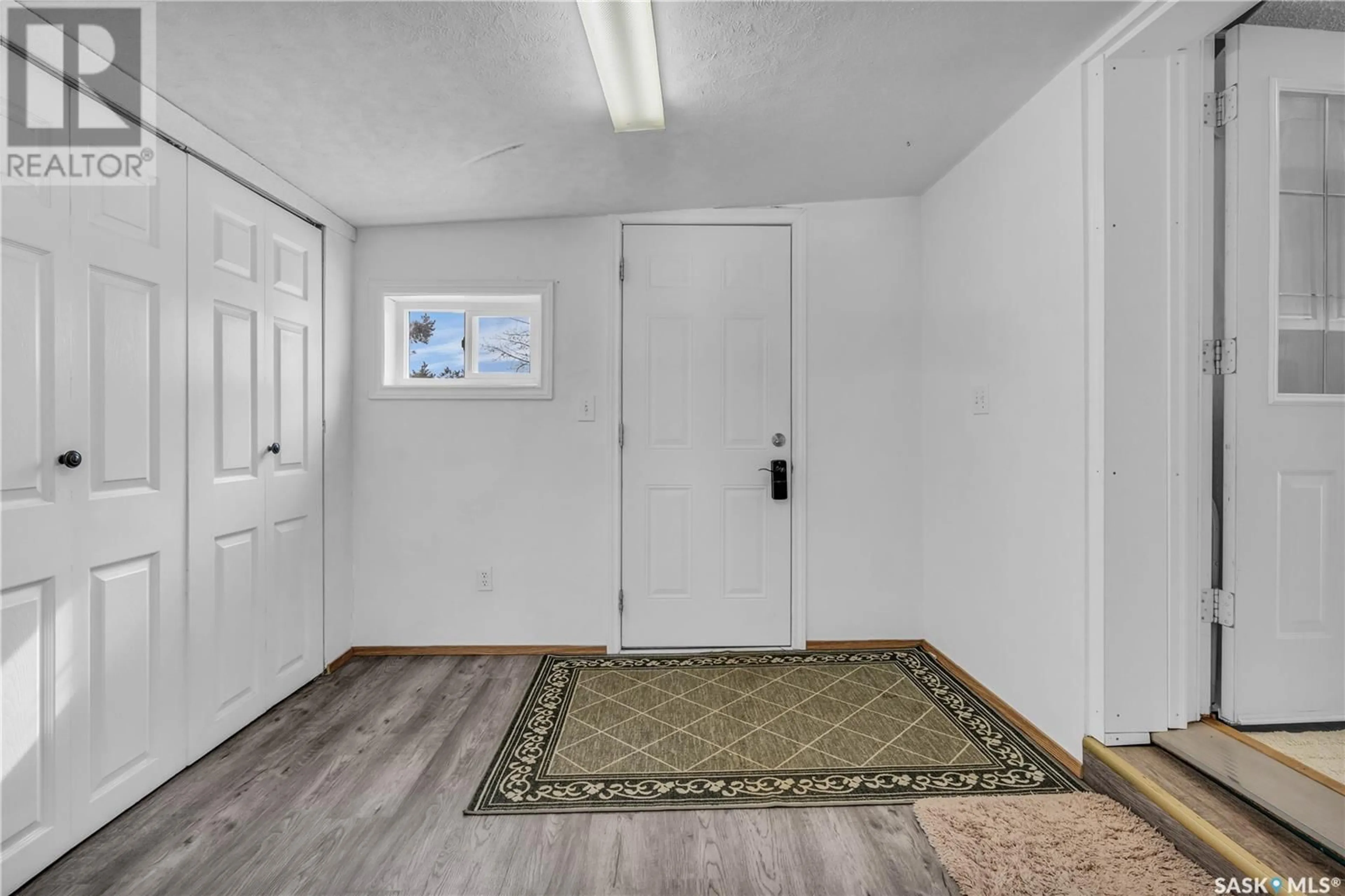Indoor foyer for 208 TYVAN STREET, Francis Saskatchewan S0G1V0