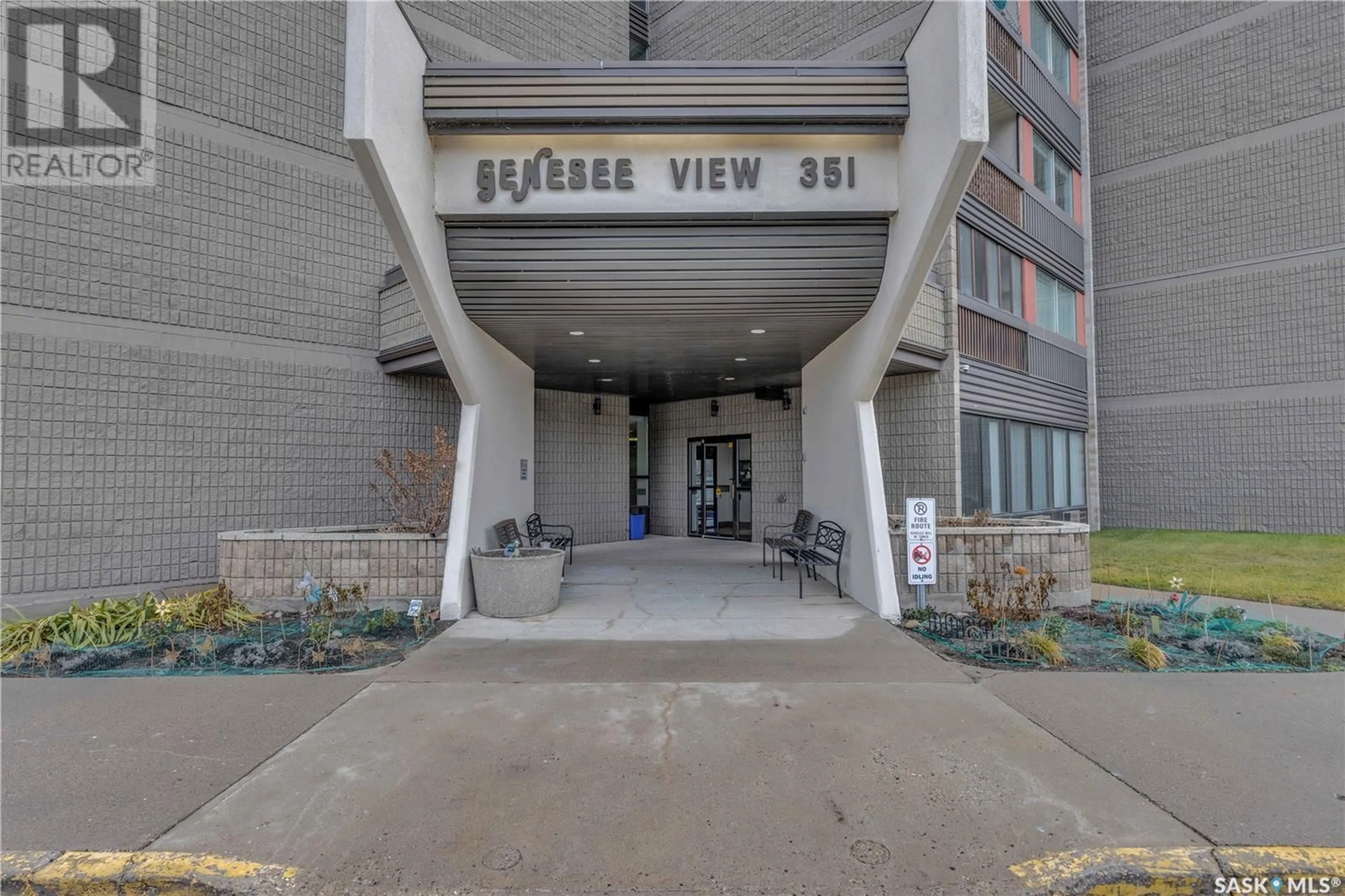Indoor foyer for 611 351 SAGUENAY DRIVE, Saskatoon Saskatchewan S7K5T4