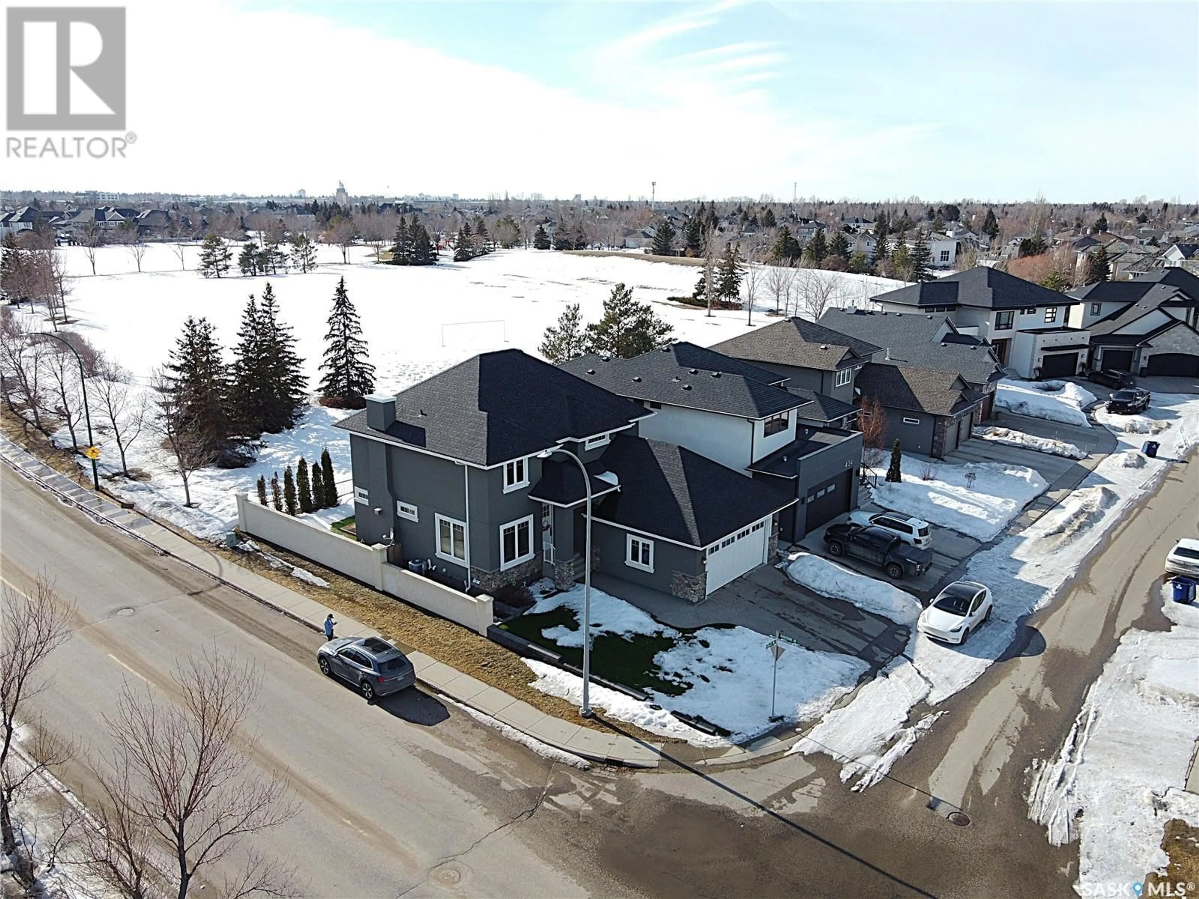 A pic from outside/outdoor area/front of a property/back of a property/a pic from drone, street for 438 HORLICK MANOR, Saskatoon Saskatchewan S7N2J6