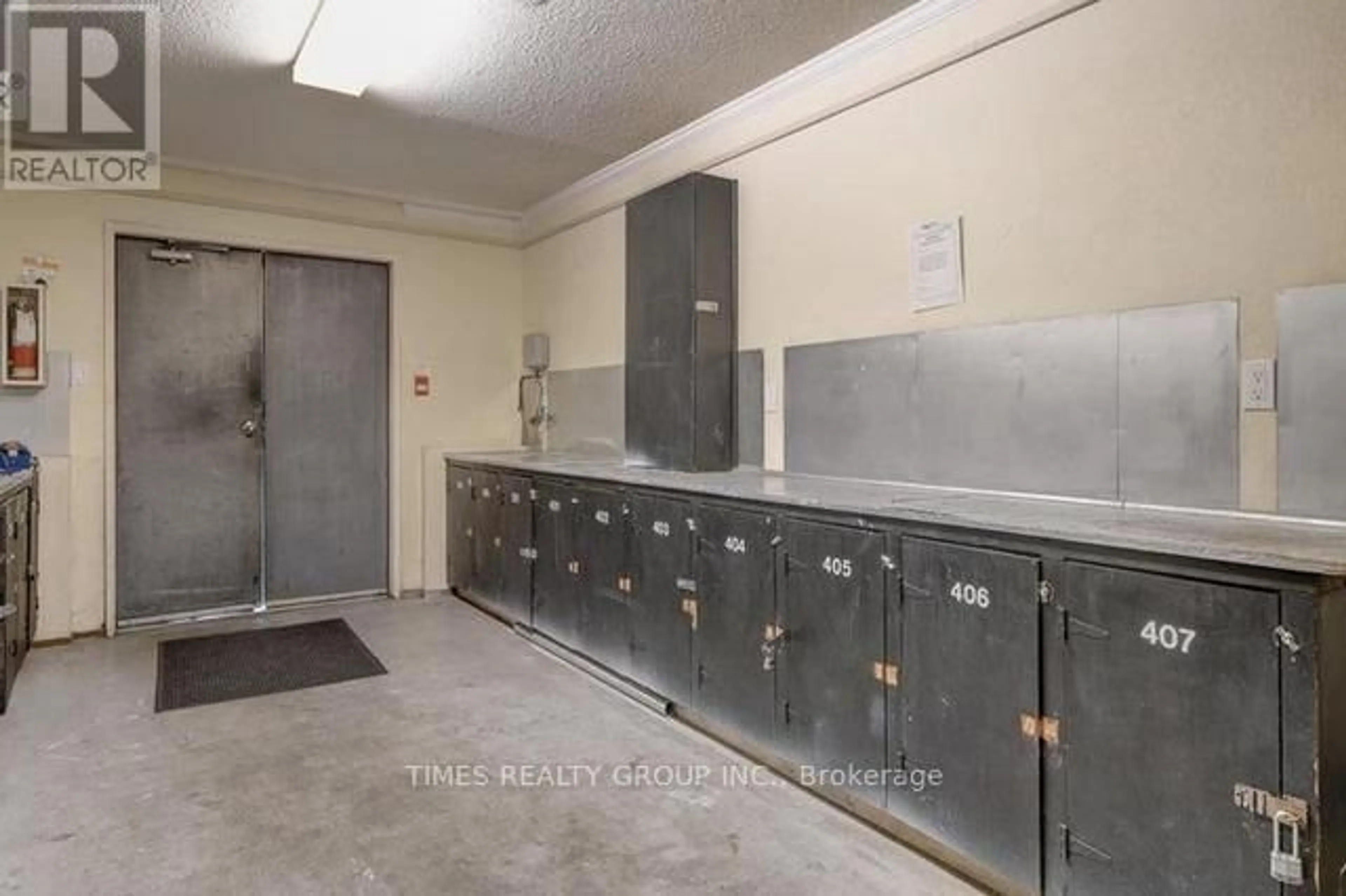 Standard kitchen for 302 - 1571 MORTIMER STREET, Victoria British Columbia V8P3A7