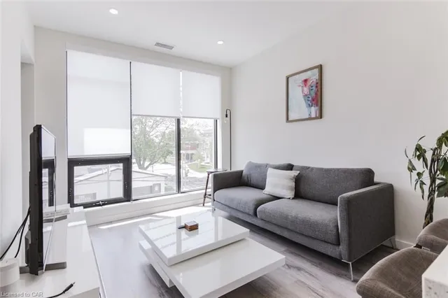 690 KING St #302, Kitchener 5