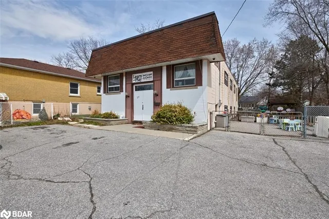 77 Eccles St, Barrie 2