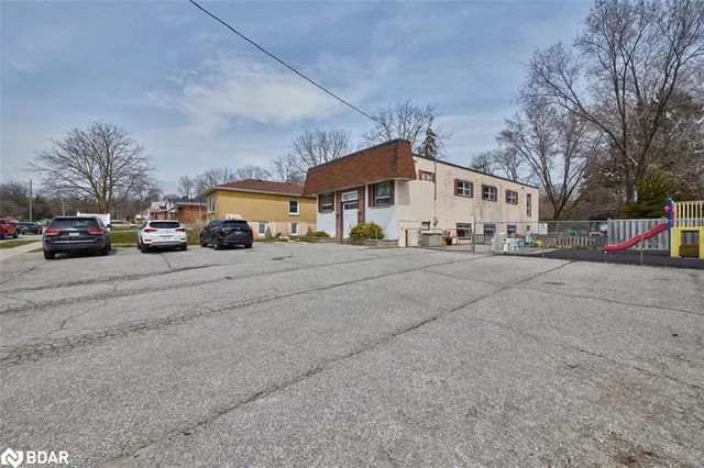 77 Eccles St, Barrie 3