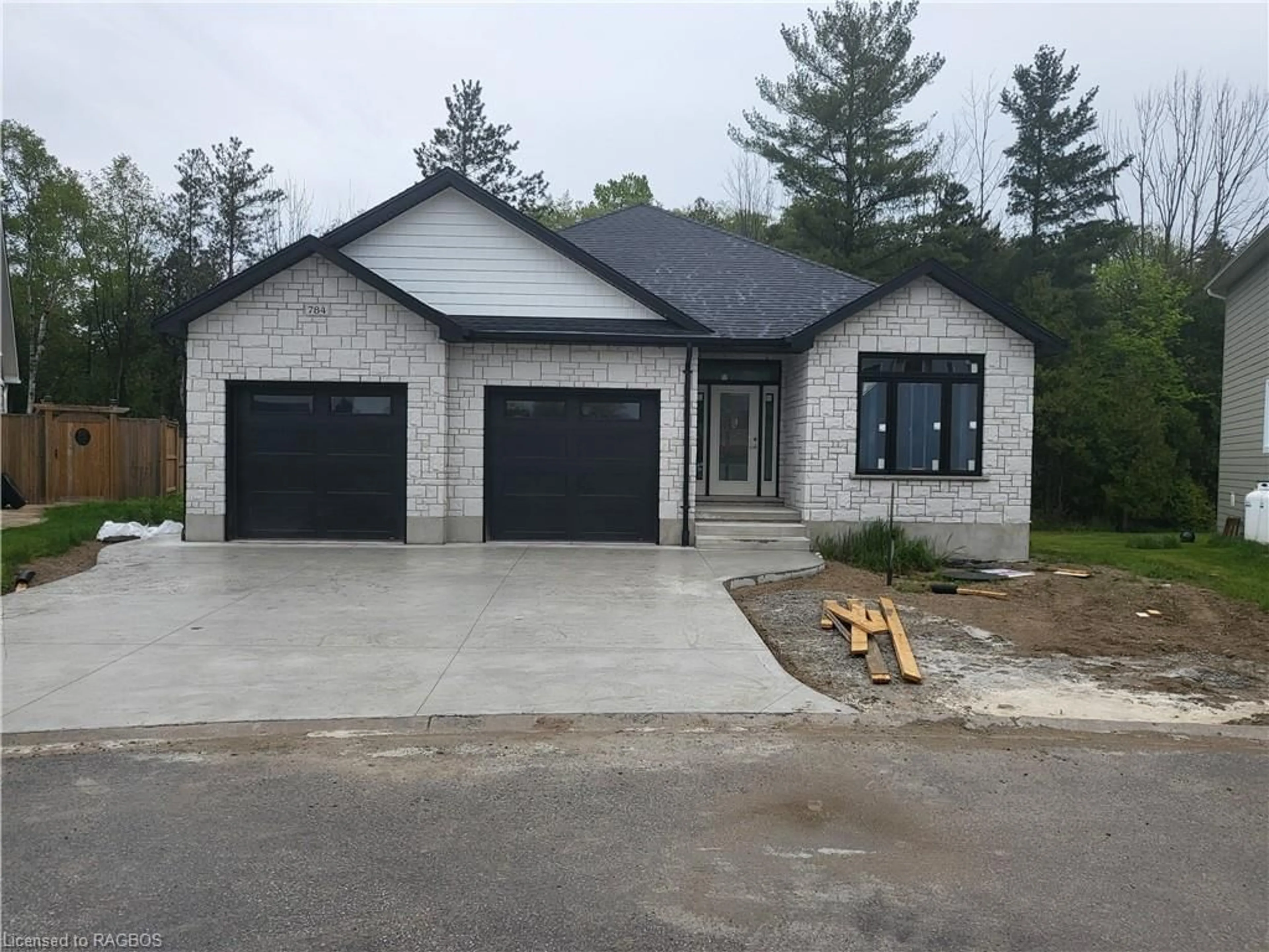 Home with brick exterior material for 784 Campbell Ave, Kincardine Ontario N2Z 1W1