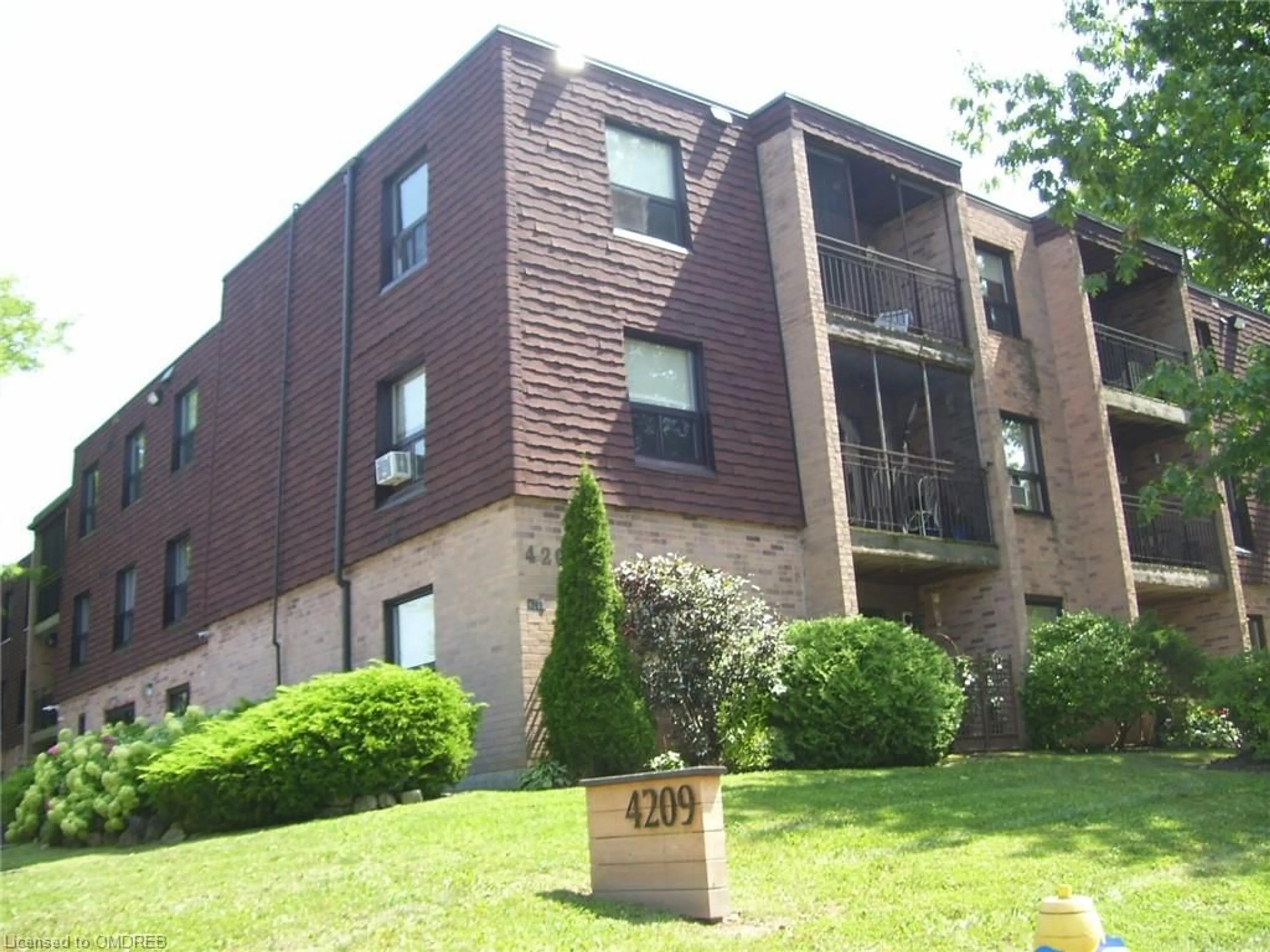 A pic from exterior of the house or condo for 4209 Hixon St #304, Beamsville Ontario L3J 0K2