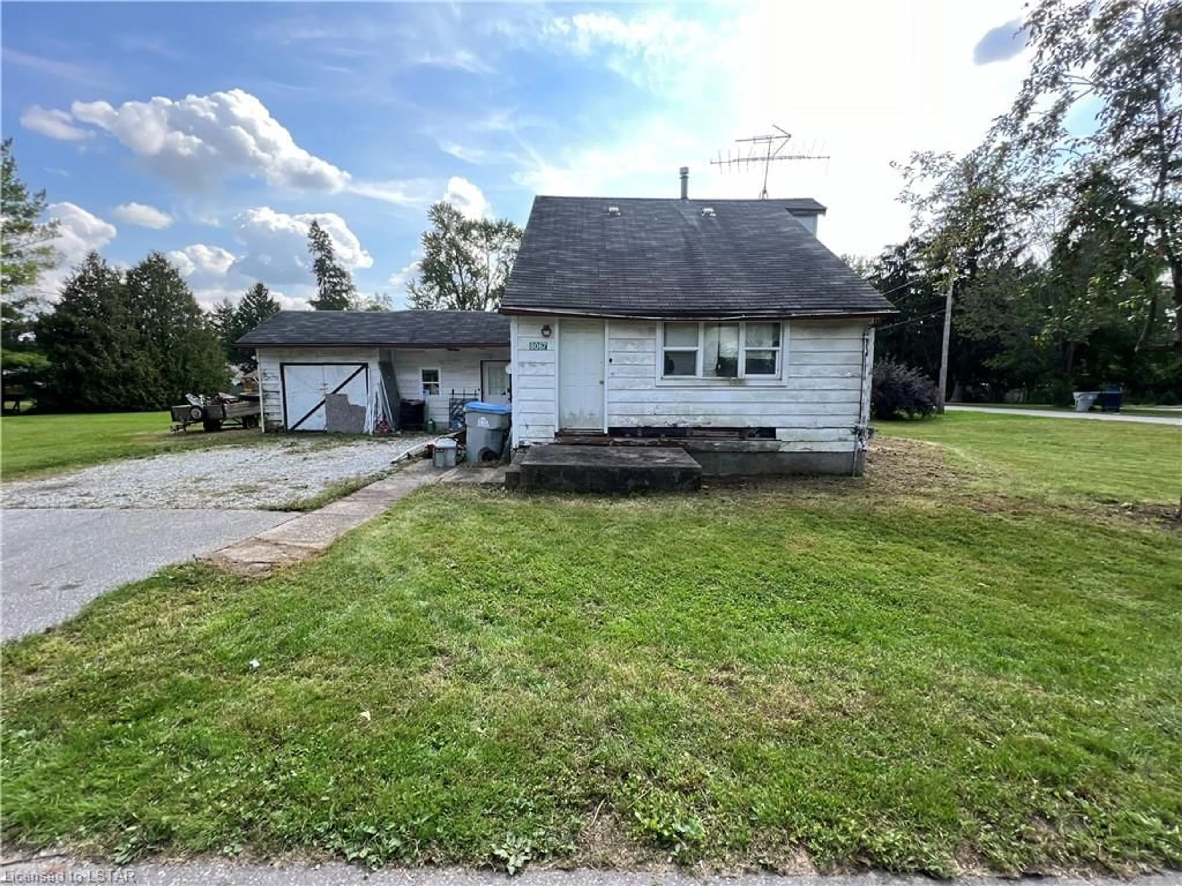 Frontside or backside of a home for 8067 Lorne Ave, Adelaide-Metcalfe Ontario N0N 1A0