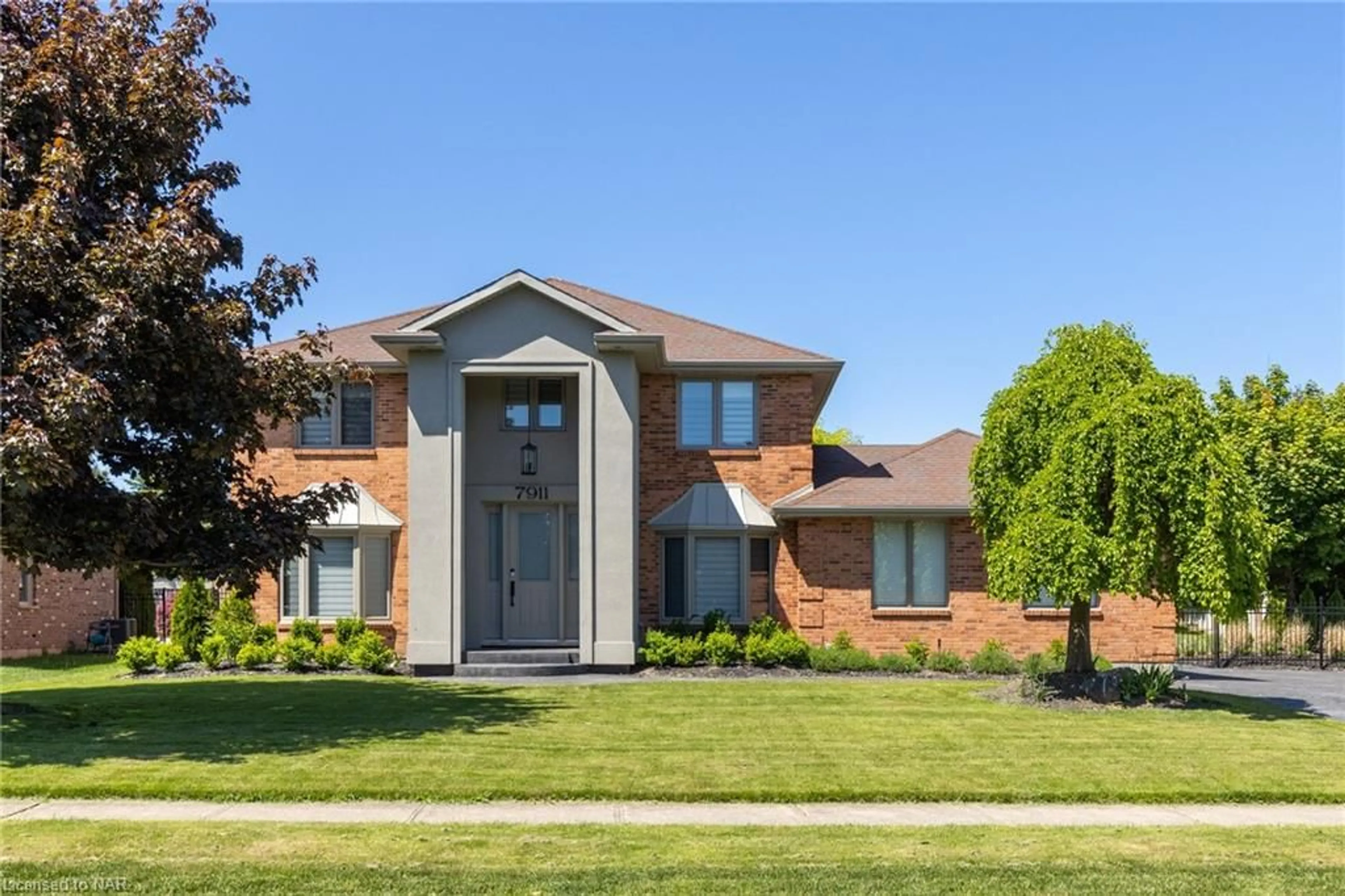 Home with brick exterior material for 7911 Westminster Dr, Niagara Falls Ontario L2H 2Z4