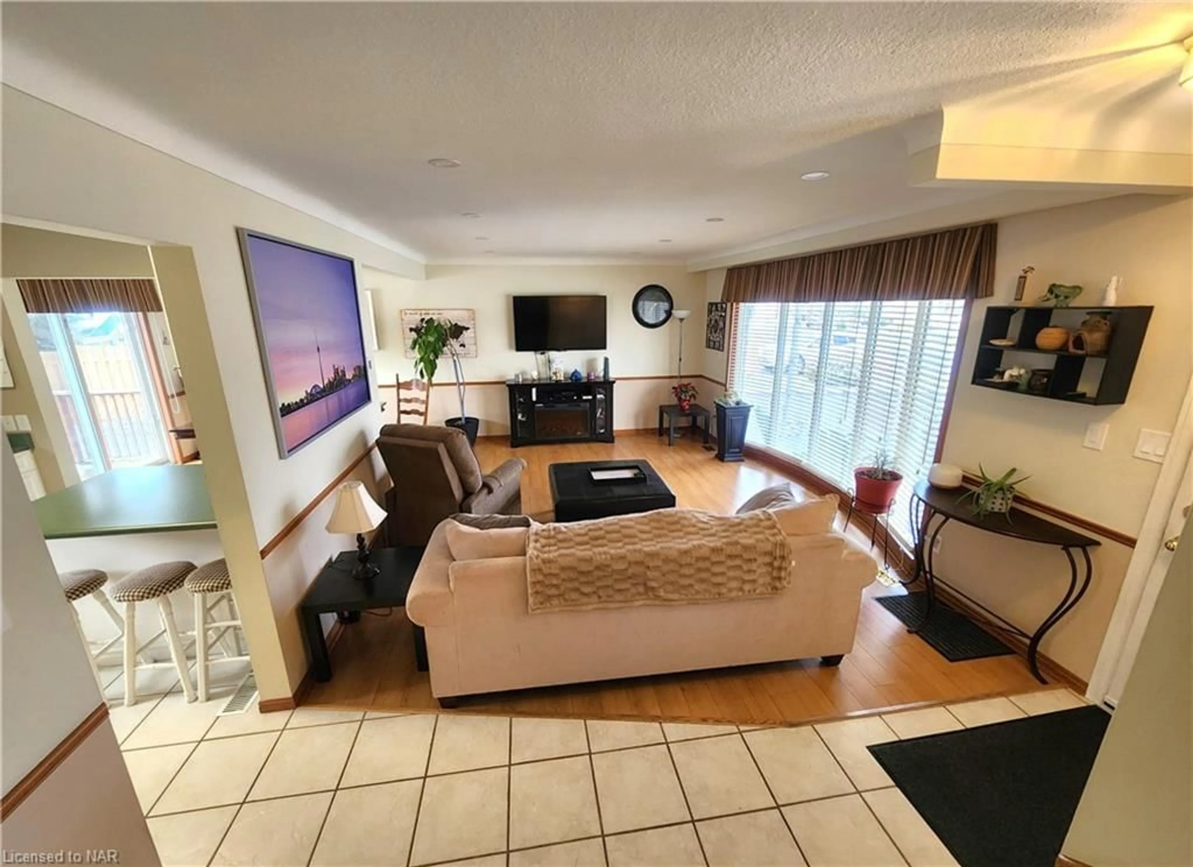 Living room for 44 Rosemore Rd, St. Catharines Ontario L2S 1B2
