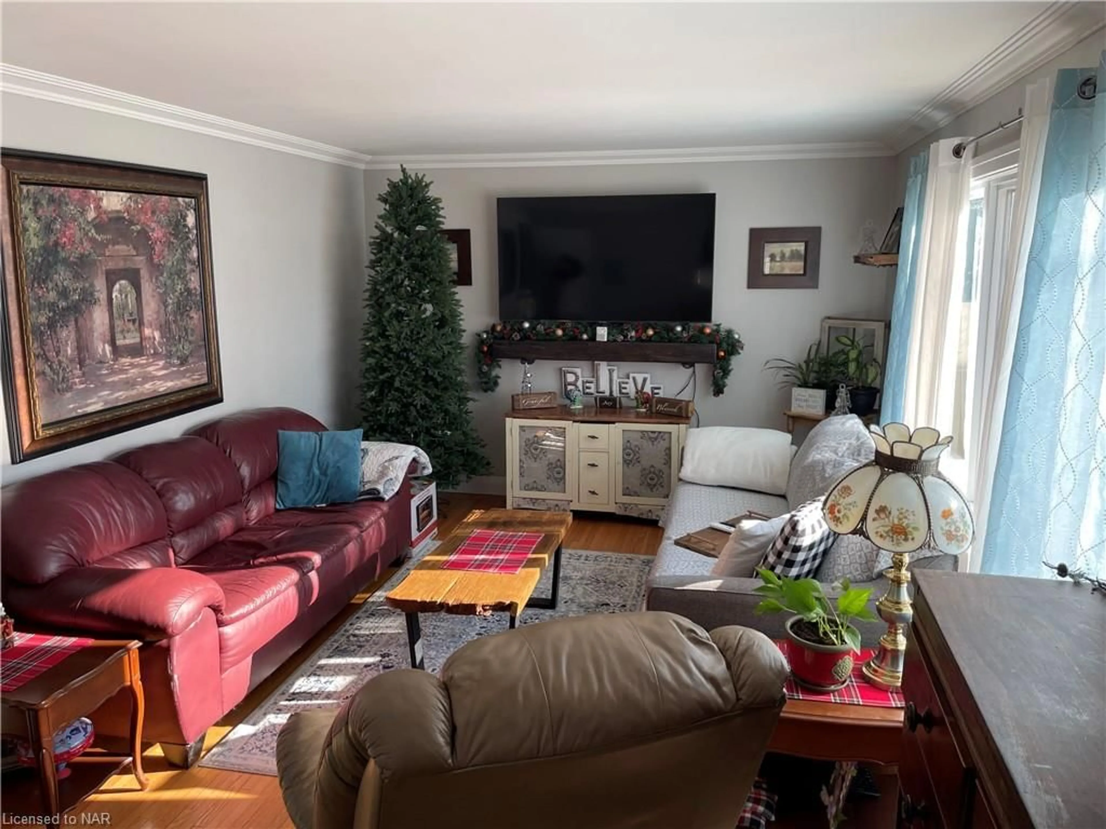 Living room for 28 Rosewood Ave, Welland Ontario L3C 4A7