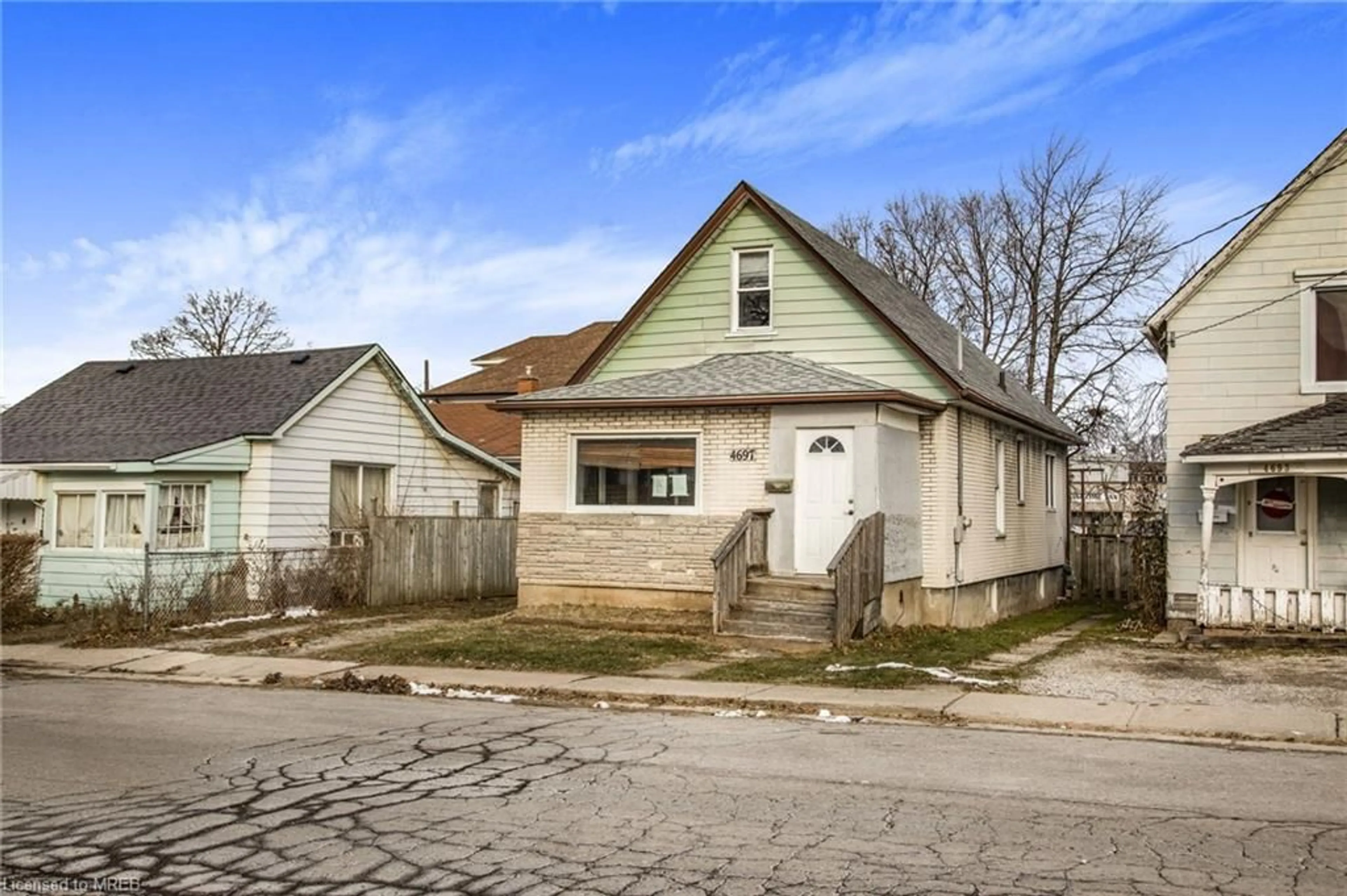 Frontside or backside of a home for 4697 Huron St, Niagara Falls Ontario L2E 2H7