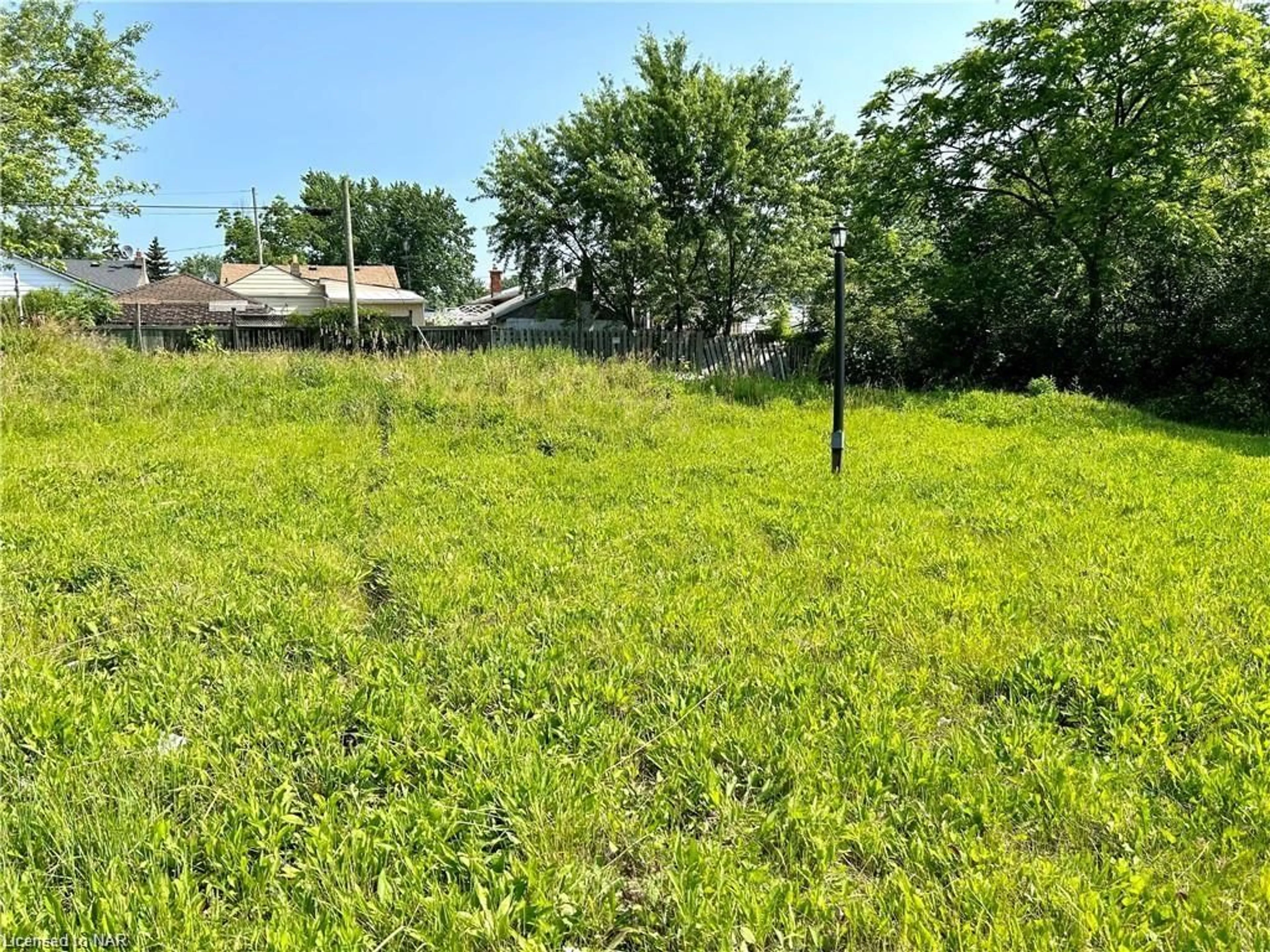 Fenced yard for 41 Warren Rd, St. Catharines Ontario L2P 1K8