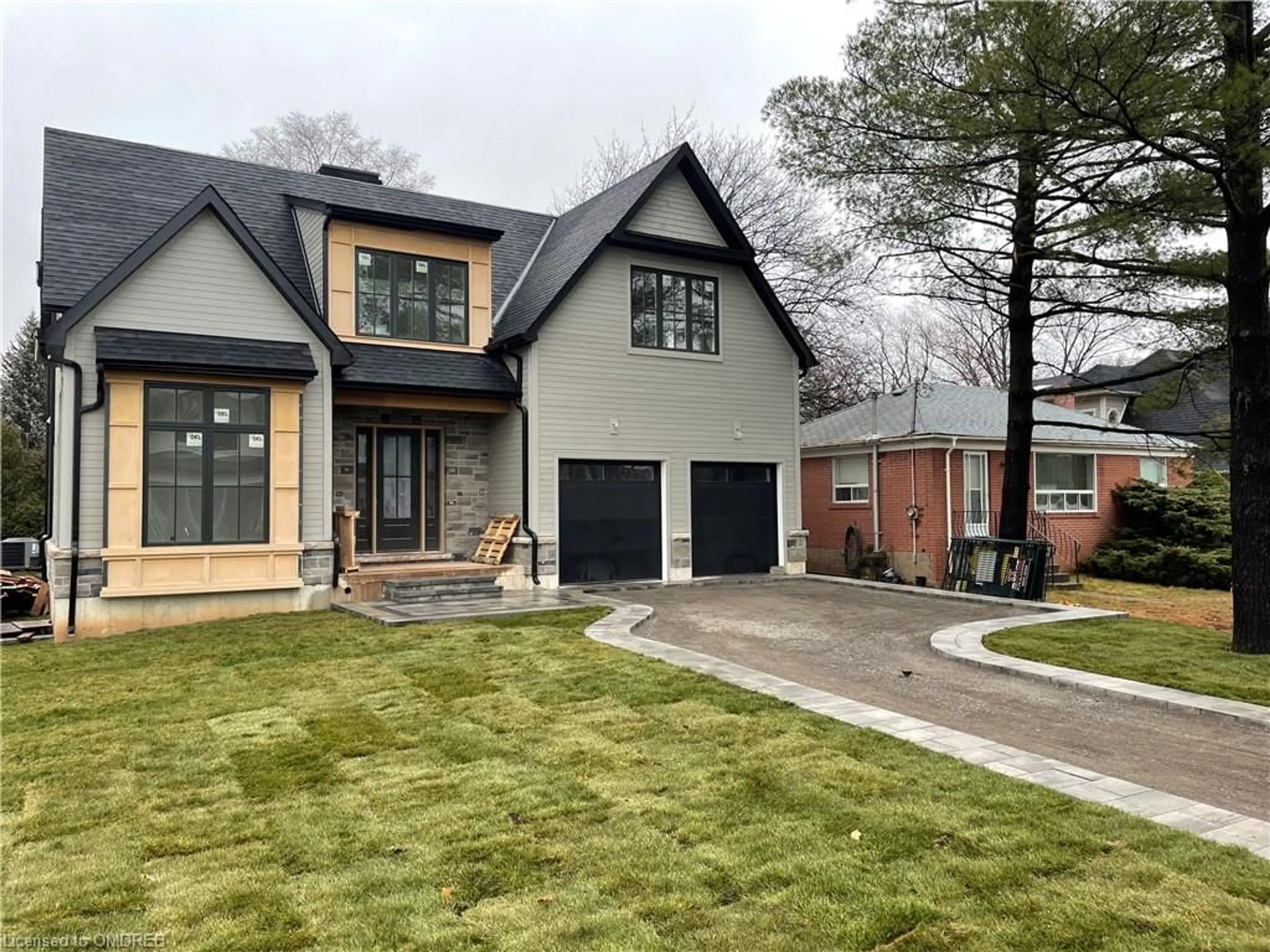 Home with brick exterior material for 601 Maplehurst Ave, Oakville Ontario L6L 4Y8