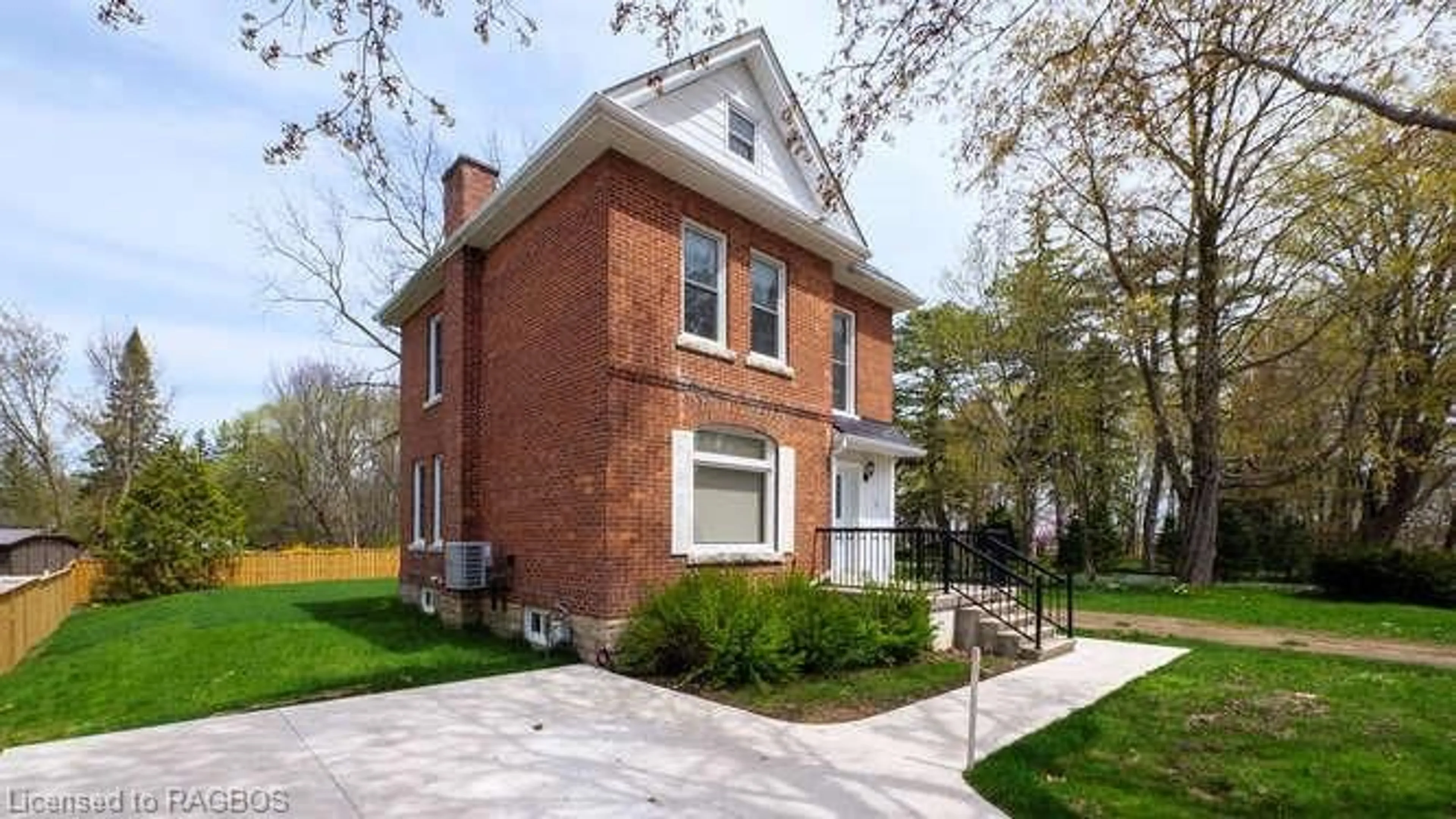 Home with brick exterior material for 550 10th Street A West, Owen Sound Ontario N4K 3R6