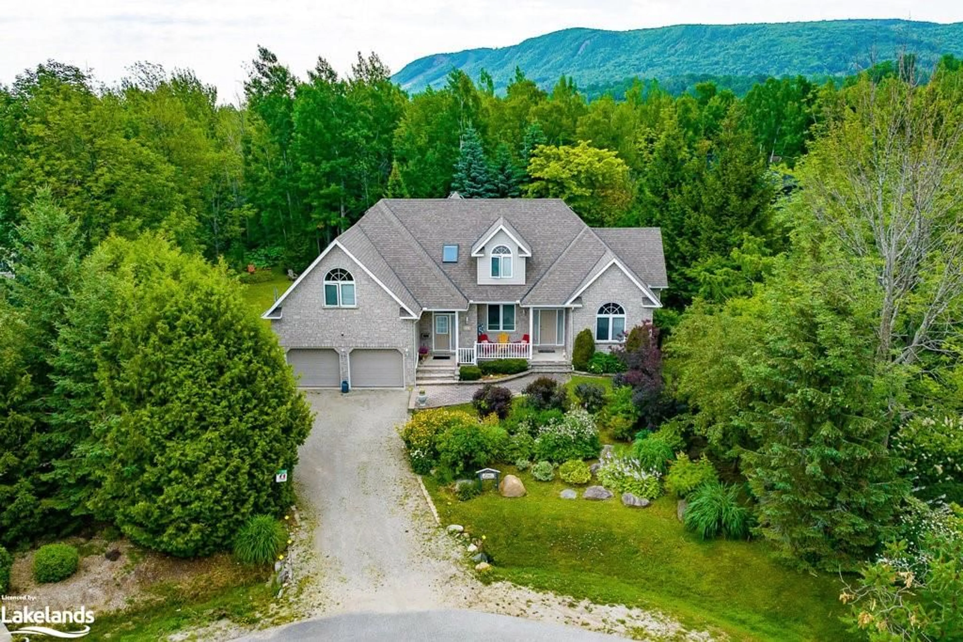 Frontside or backside of a home, cottage for 110 Aberdeen Crt, The Blue Mountains Ontario N0H 1J0