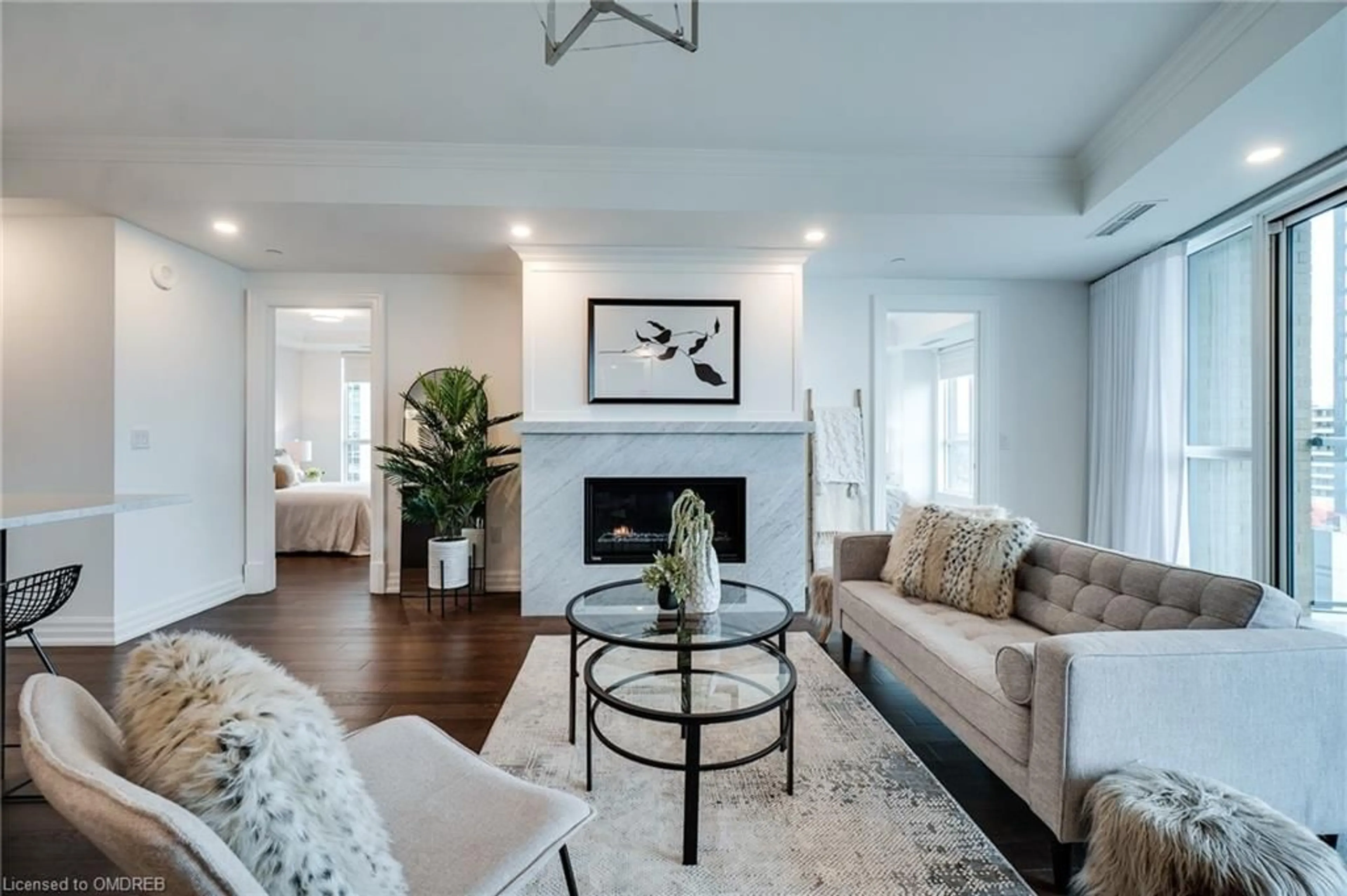 Living room for 2060 Lakeshore Rd #802, Burlington Ontario L7R 0G2