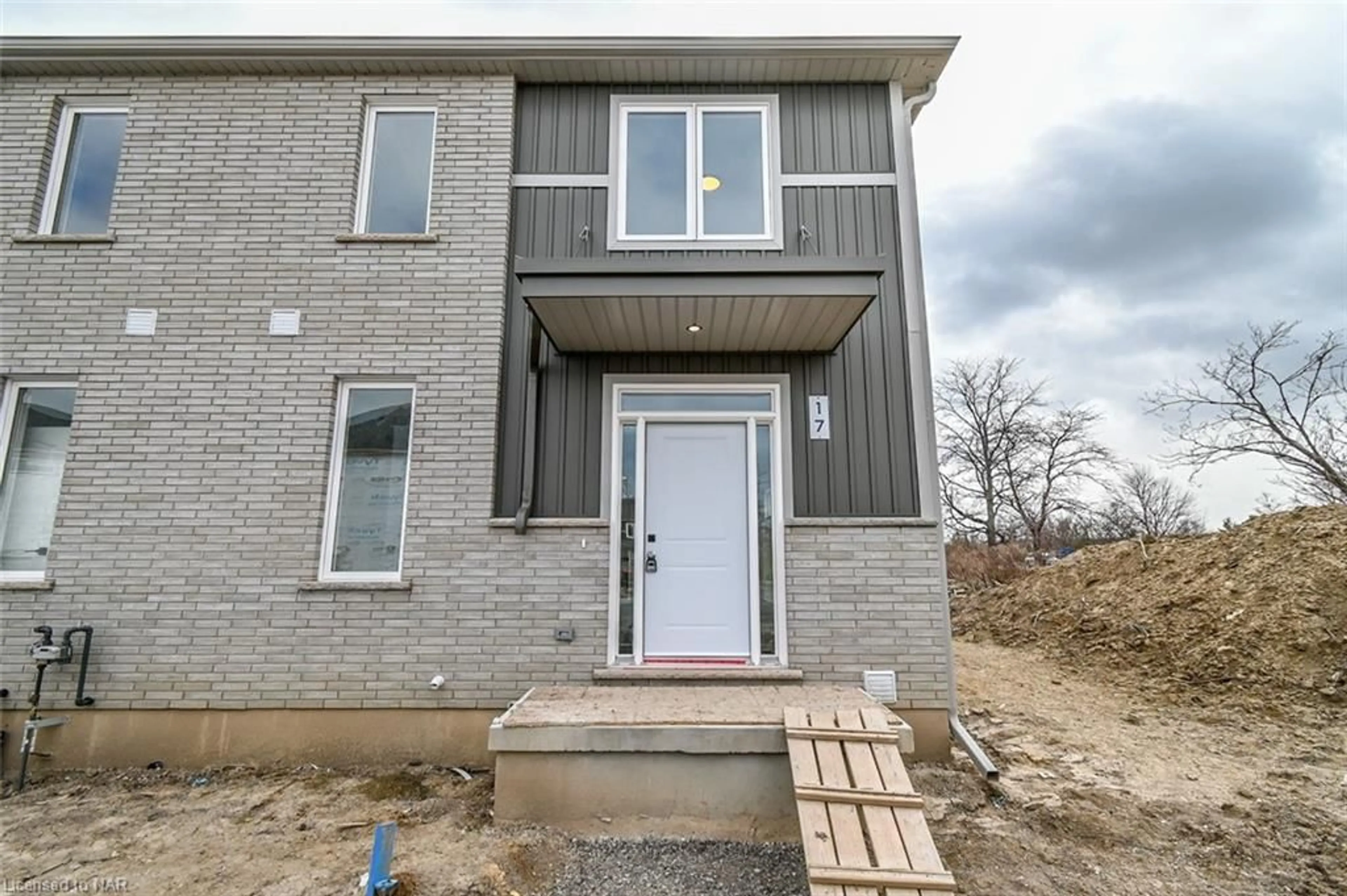 A pic from exterior of the house or condo for 121A Moffatt St #17, St. Catharines Ontario L2P 0E8