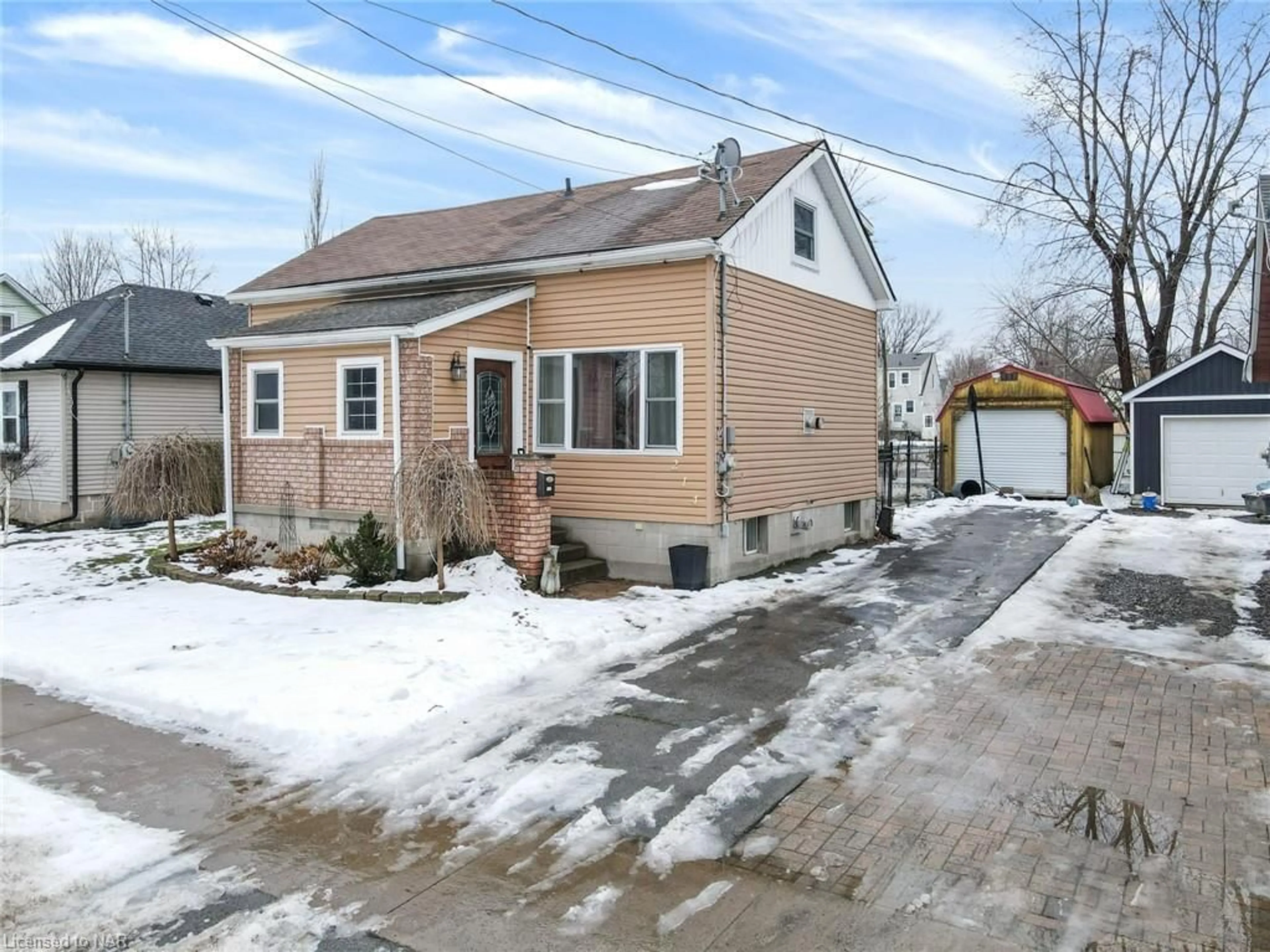 Frontside or backside of a home for 214 High St, Fort Erie Ontario L2A 3R3