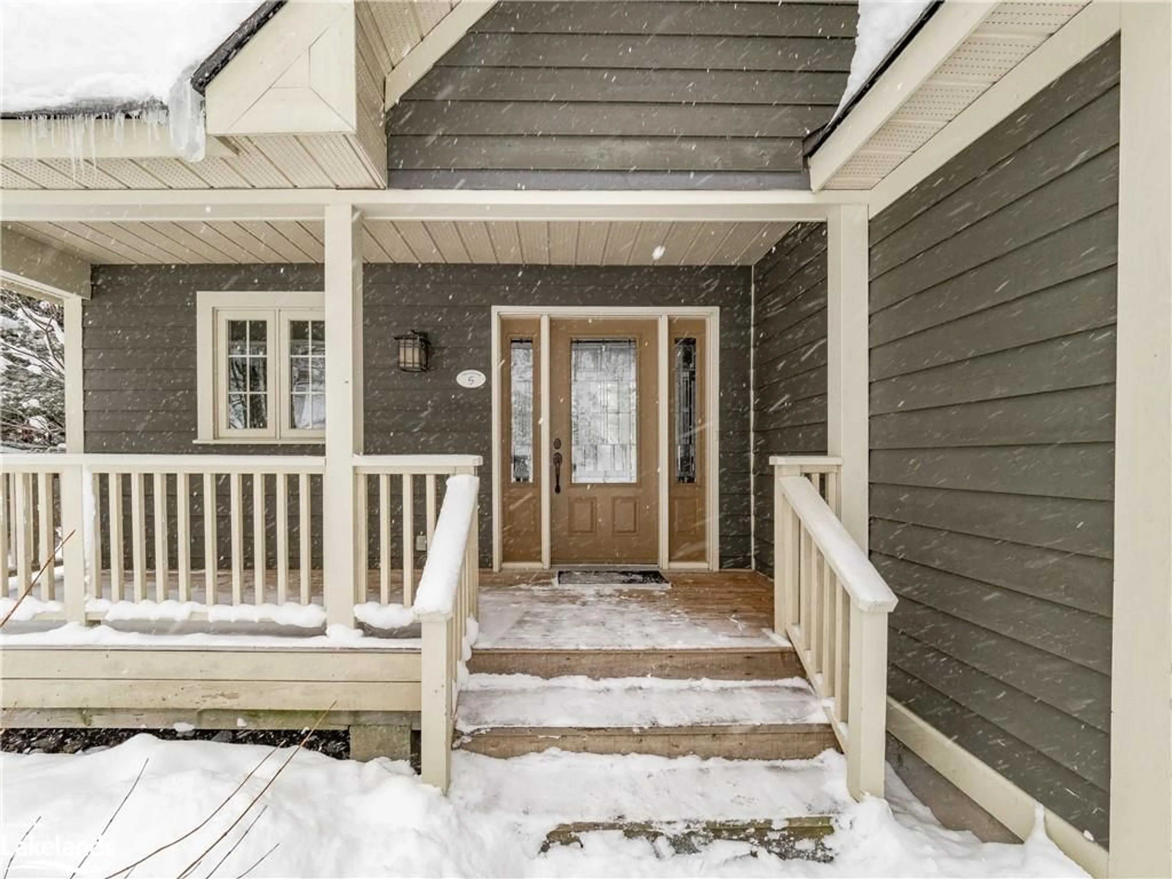 Indoor entryway for 3876 Muskoka Road 118 #Sandfield 5 W10, Port Carling Ontario P0B 1J0