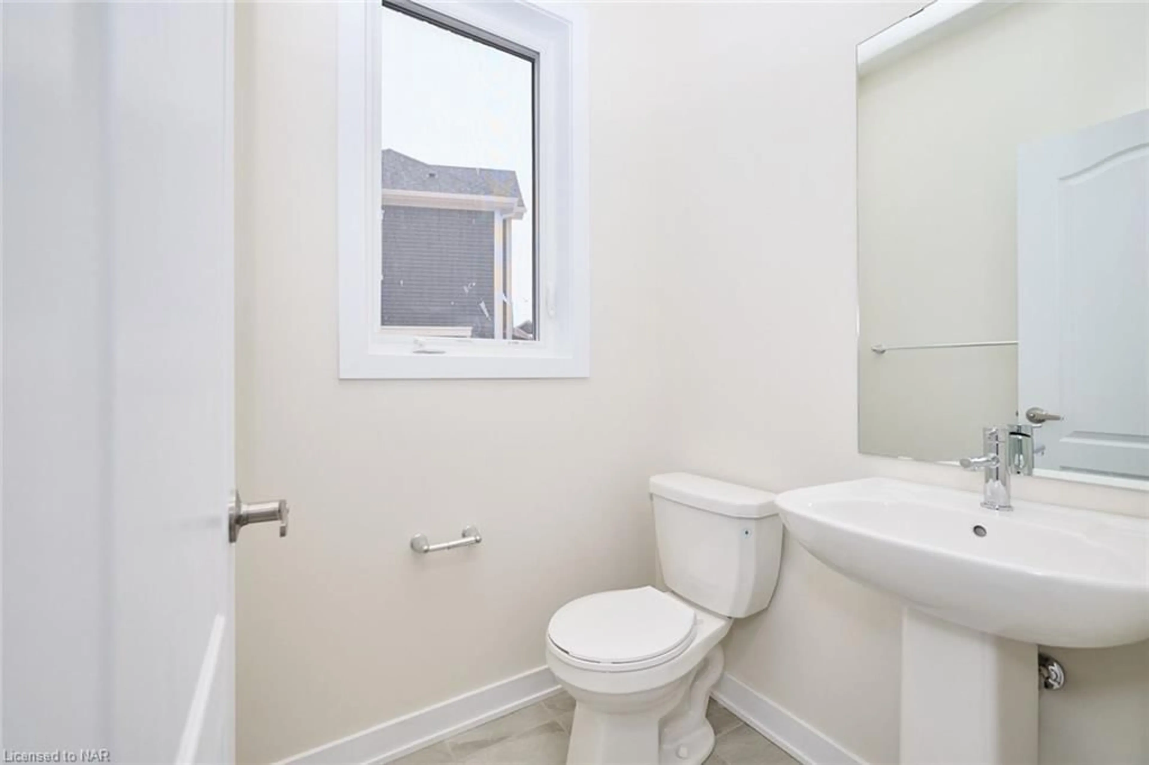 Standard bathroom for 59 Rudder Rd, Welland Ontario L3B 4E6