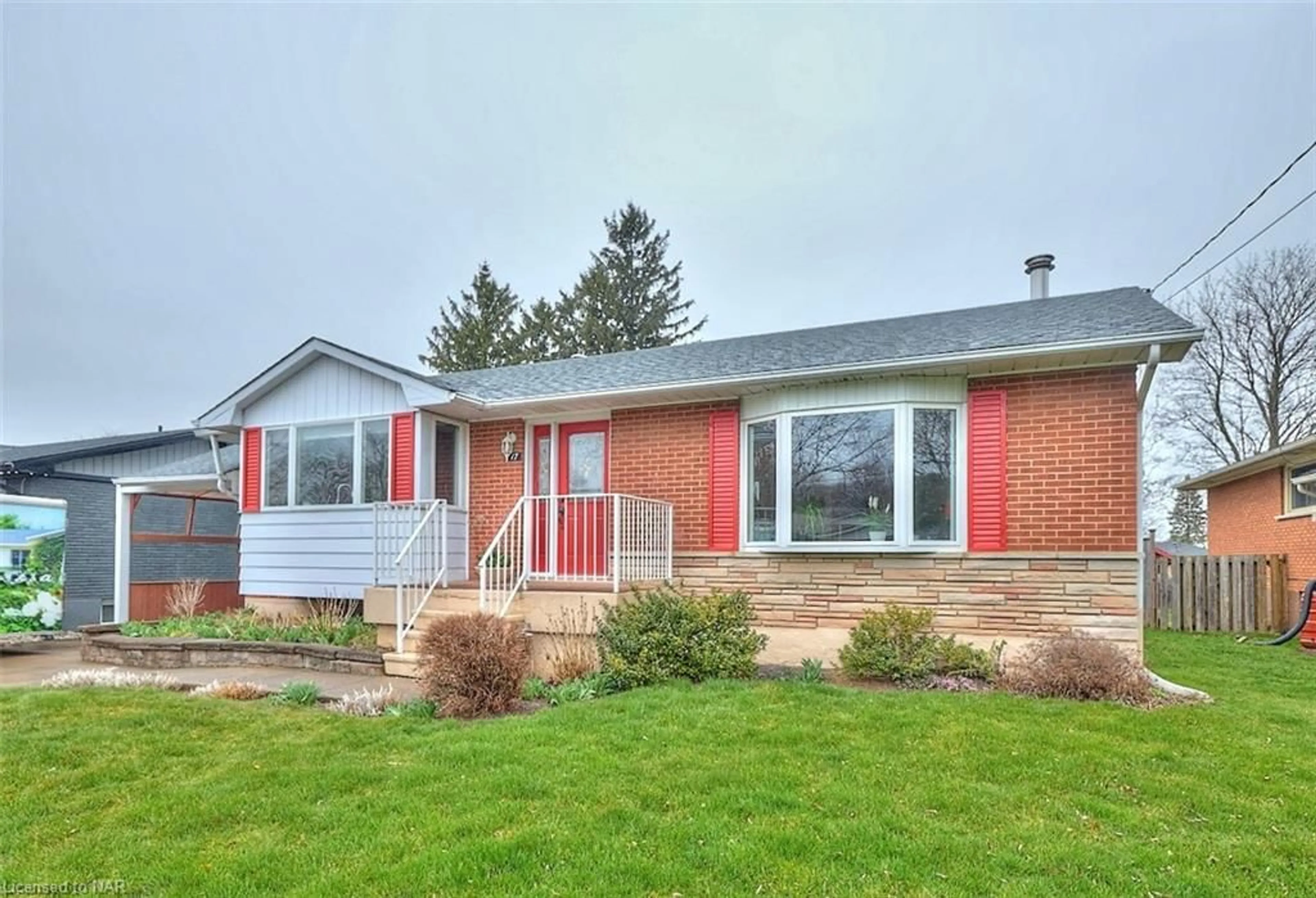 Home with brick exterior material for 17 Marilyn St, Grimsby Ontario L3M 1V3
