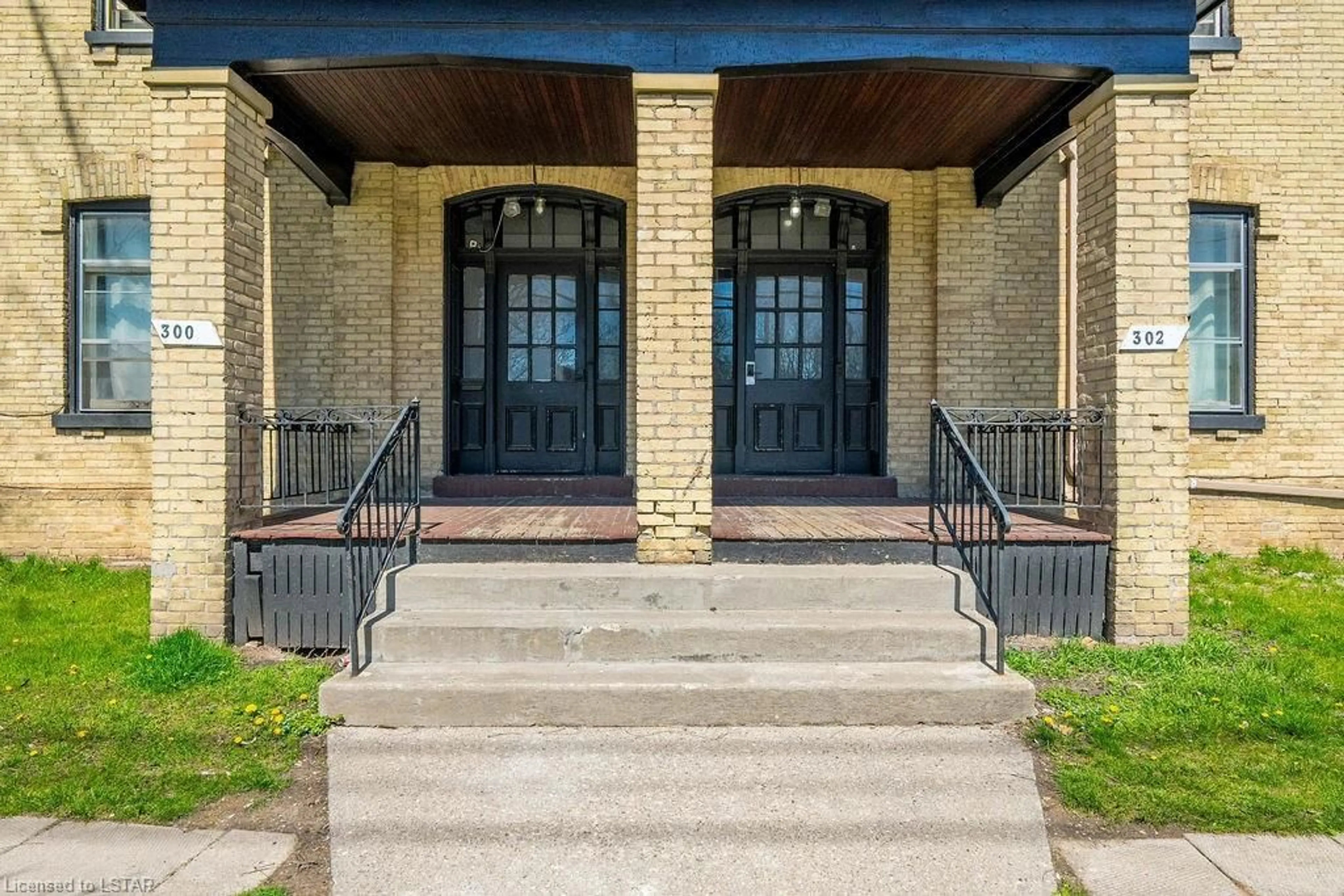 Indoor entryway for 300 & 302 Oxford St, London Ontario N6A 1V4