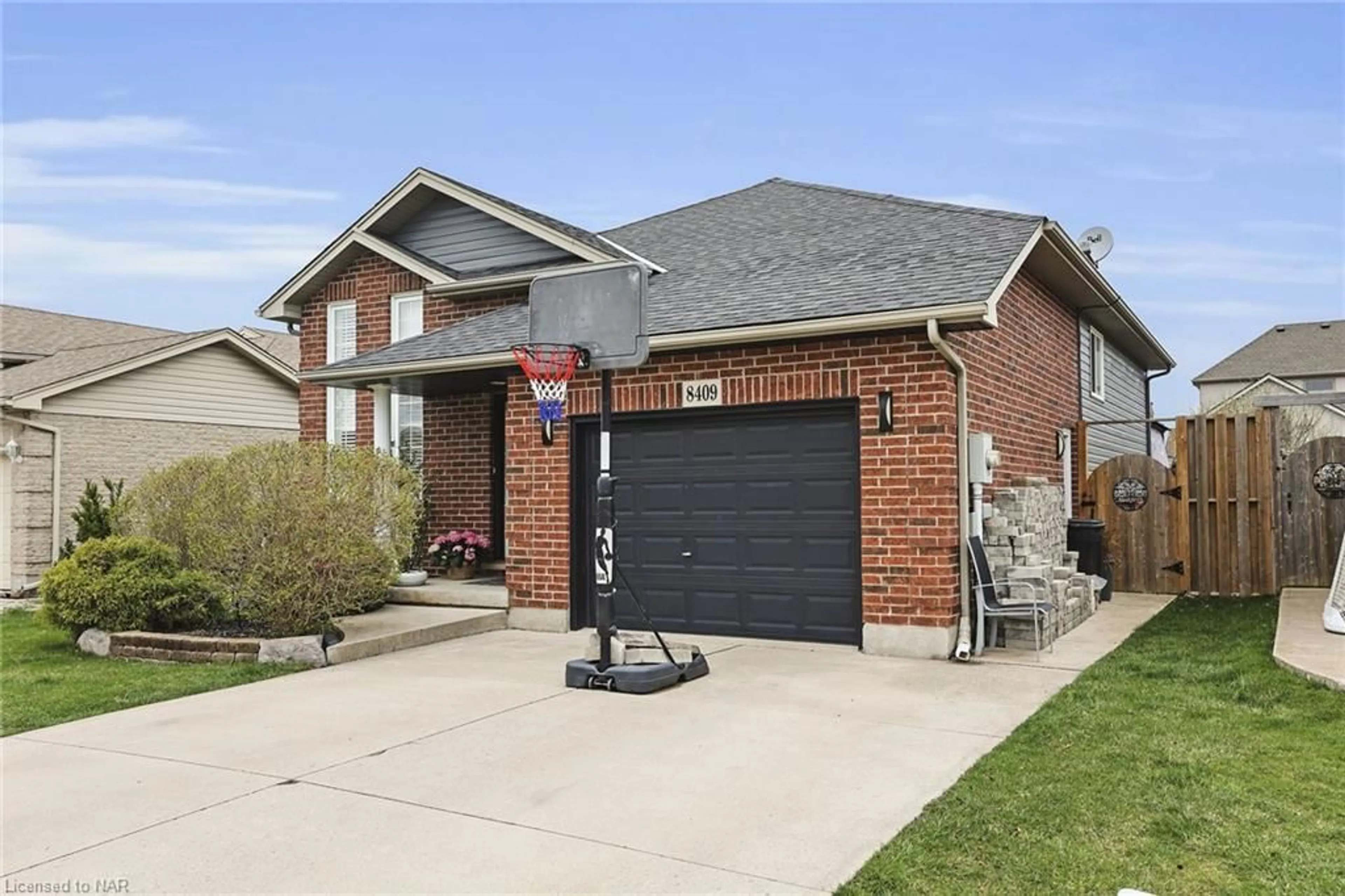 Home with brick exterior material for 8409 Greenfield Cres, Niagara Falls Ontario L2H 3J8
