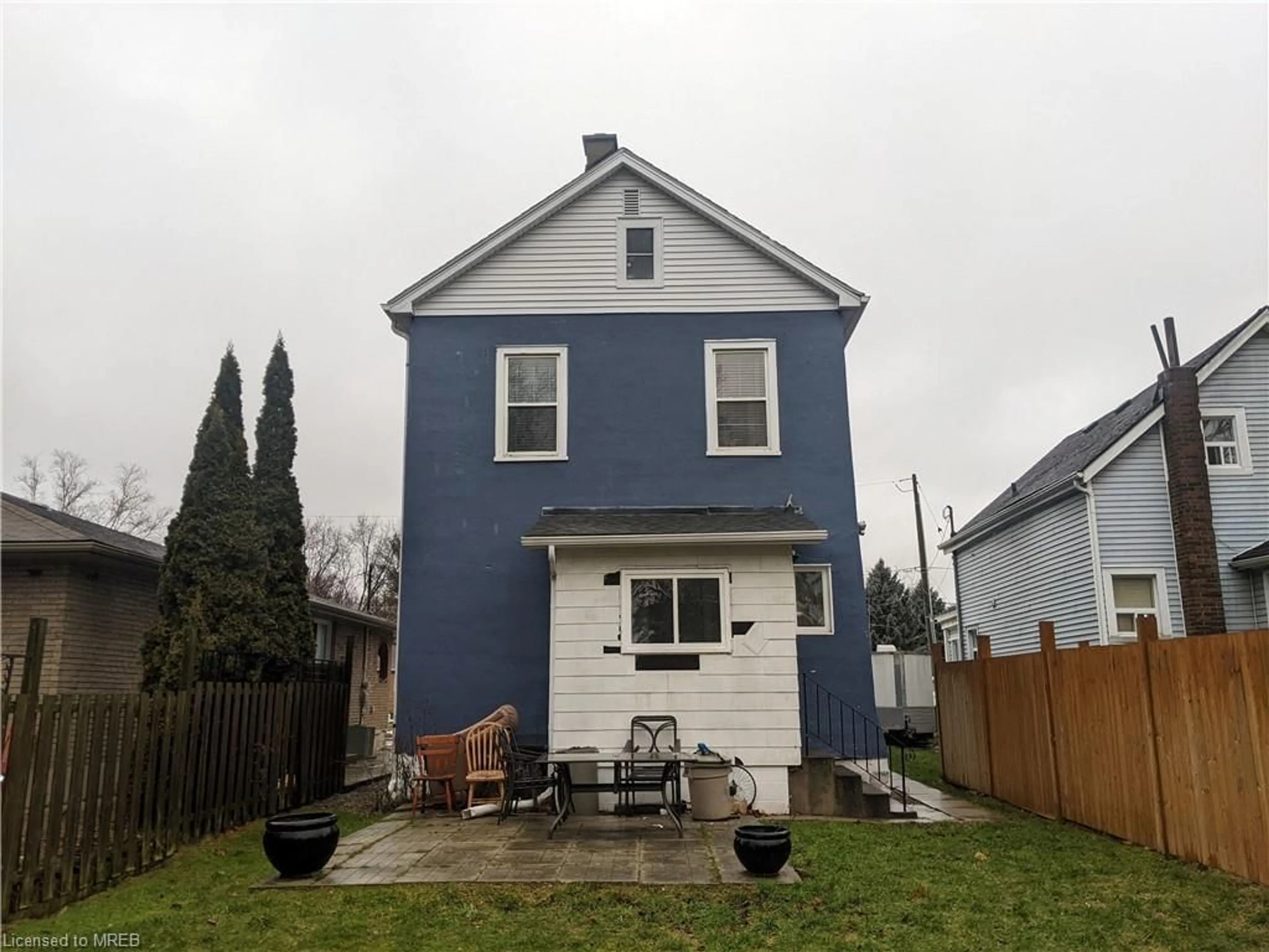 Frontside or backside of a home for 5042 Ontario Ave, Niagara Falls Ontario L2E 3R9