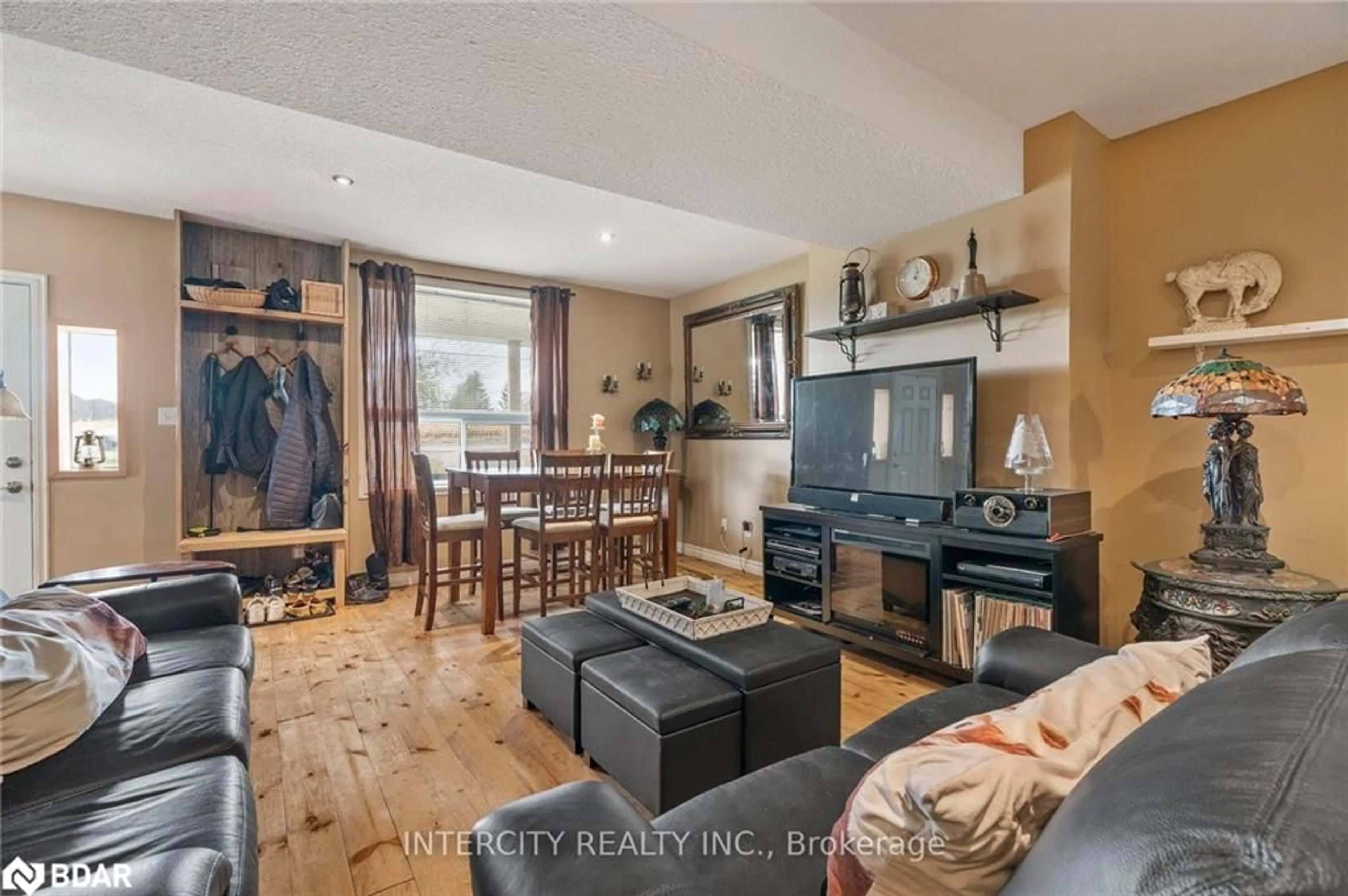 Living room for 951 Penetanguishene Rd, Oro-Medonte Ontario L4M 4Y8