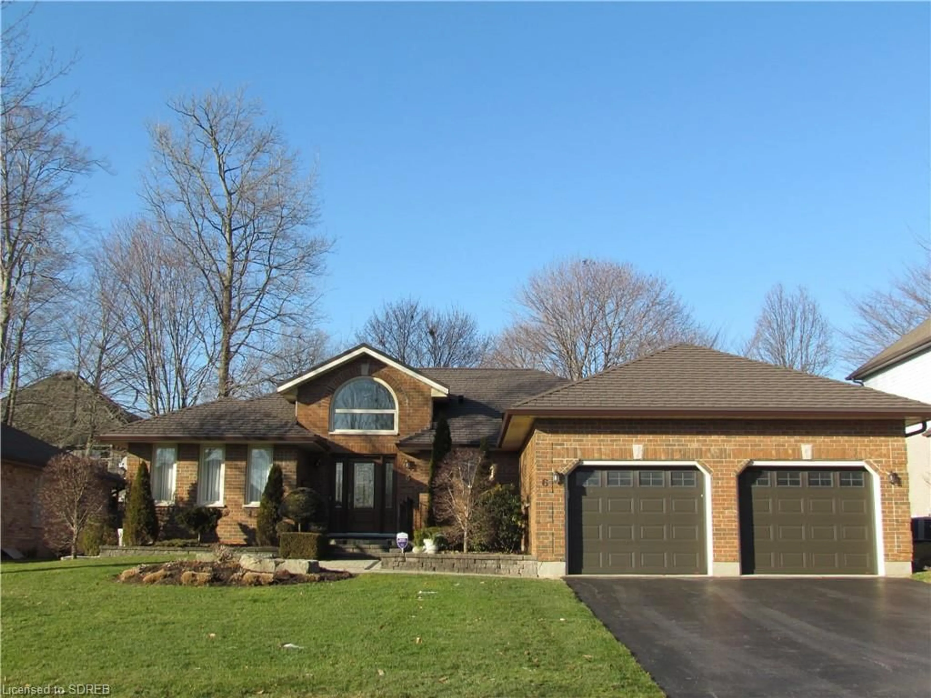 Frontside or backside of a home for 6 Woodside Dr, Tillsonburg Ontario N5G 5P9