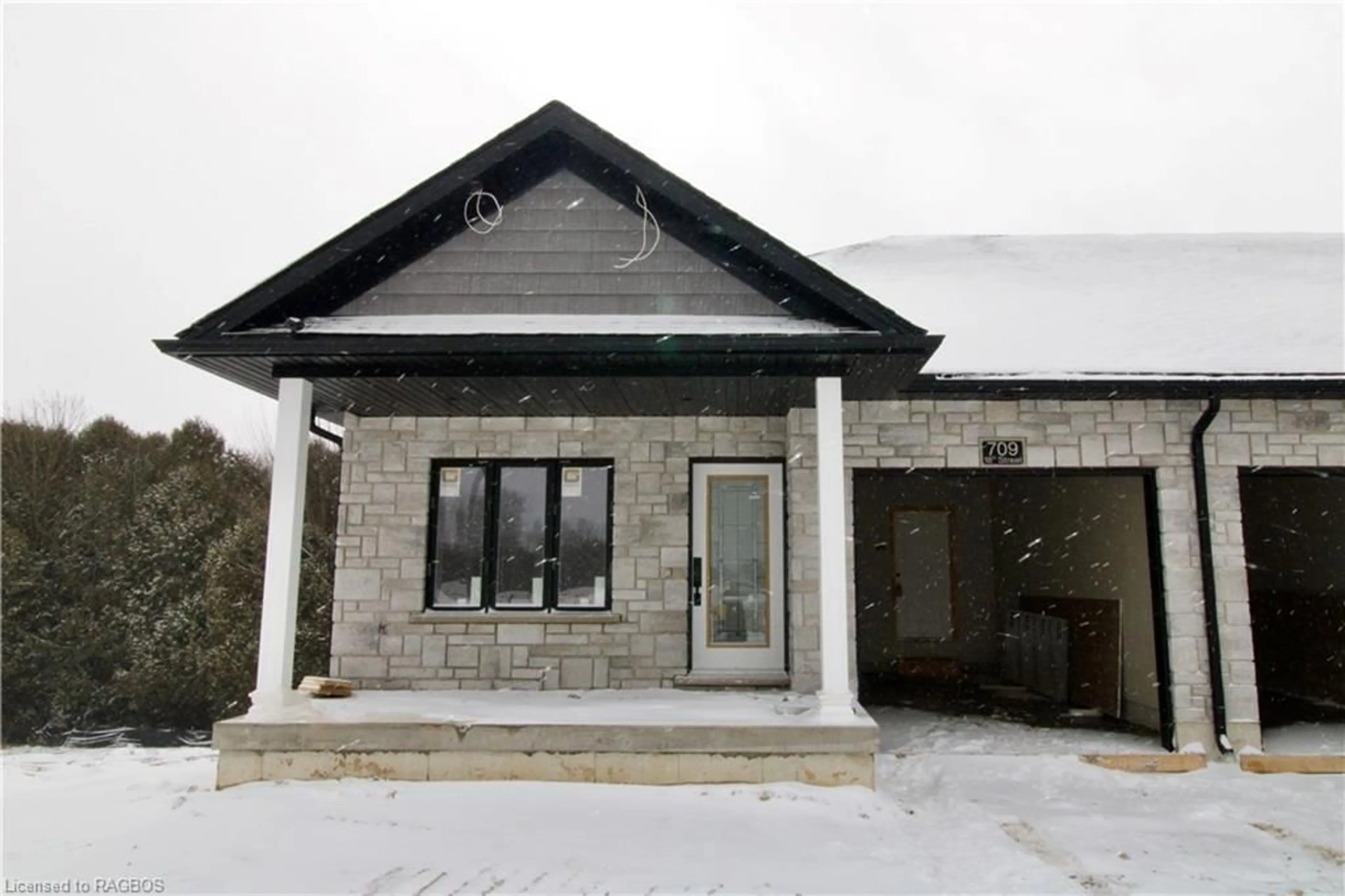 Frontside or backside of a home for 709 18th Street, Hanover Ontario N4N 3B8