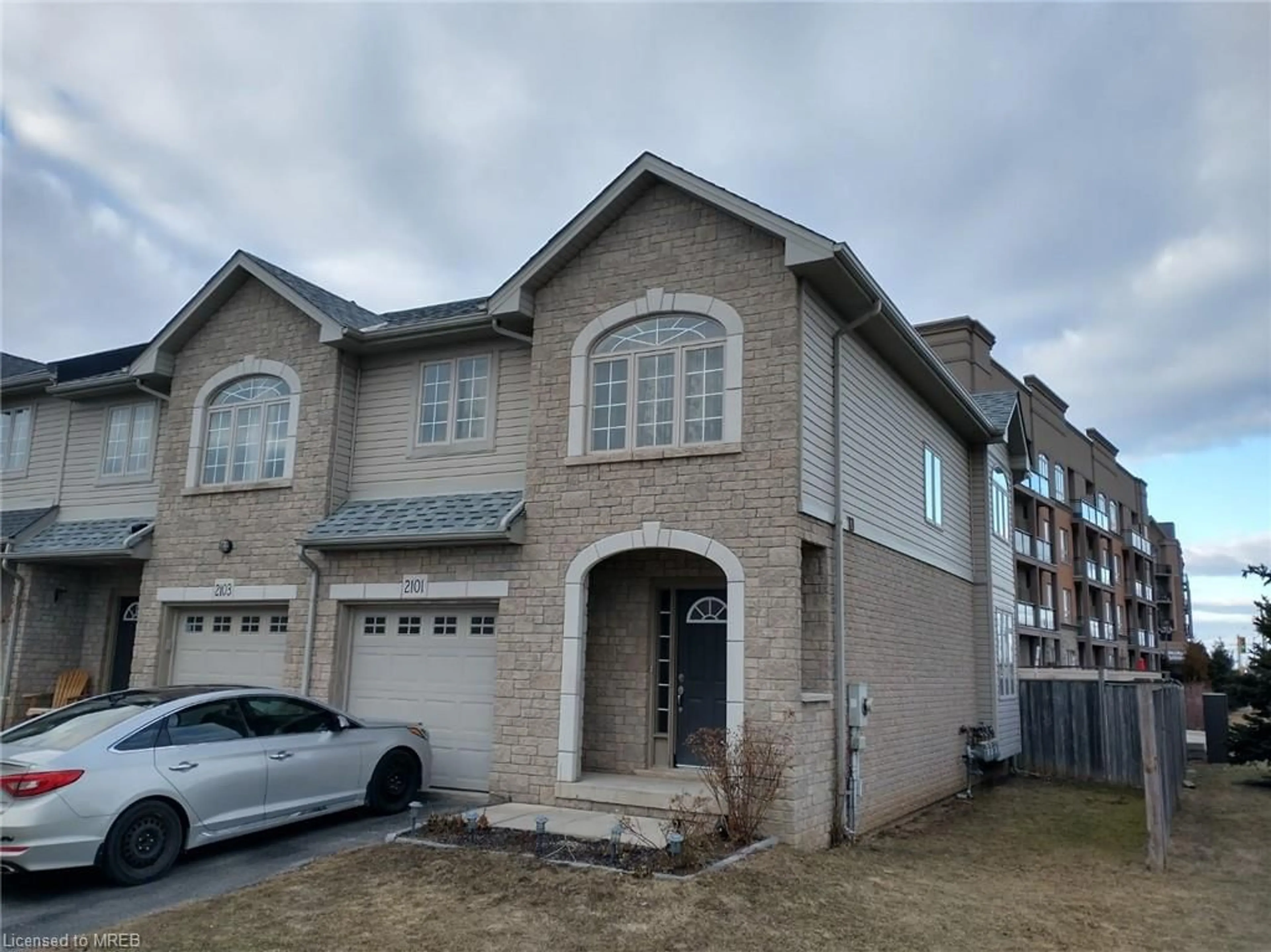 A pic from exterior of the house or condo for 2101 English Cres, Burlington Ontario L7L 7B3