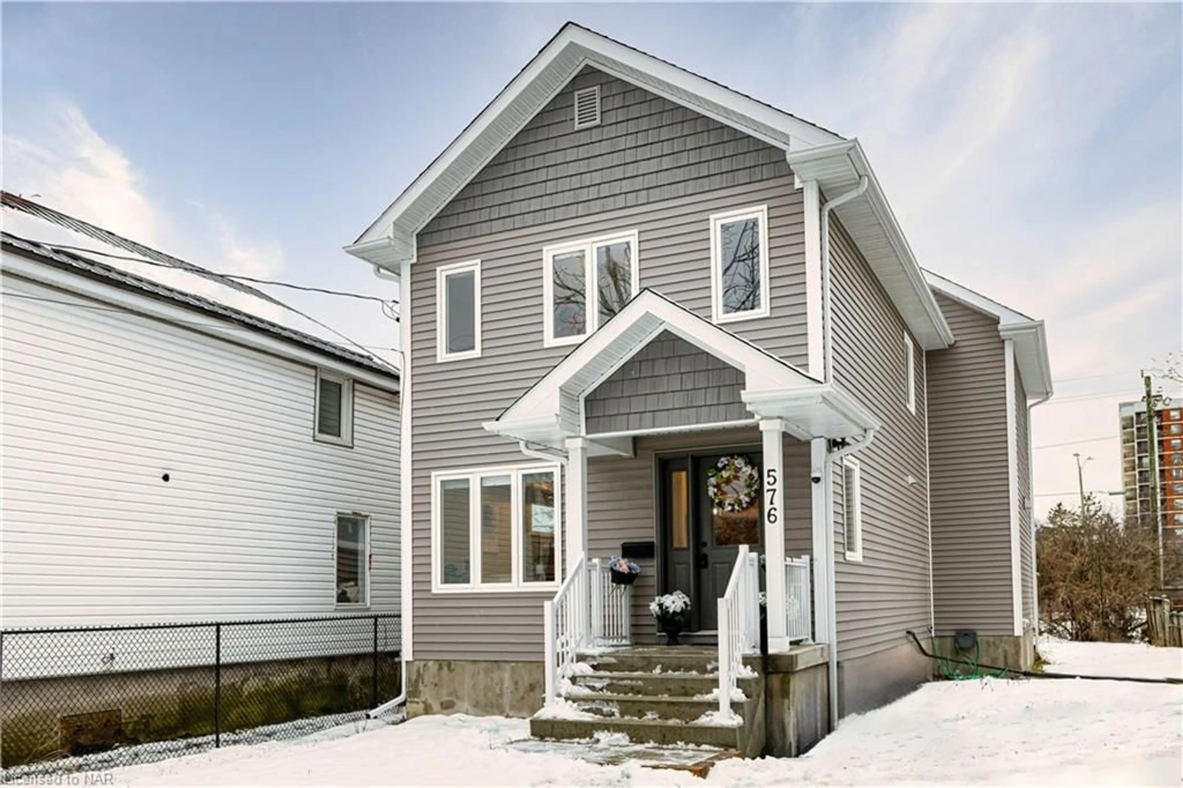 Frontside or backside of a home for 576 Macdonnell St, Kingston Ontario K7K 4X1