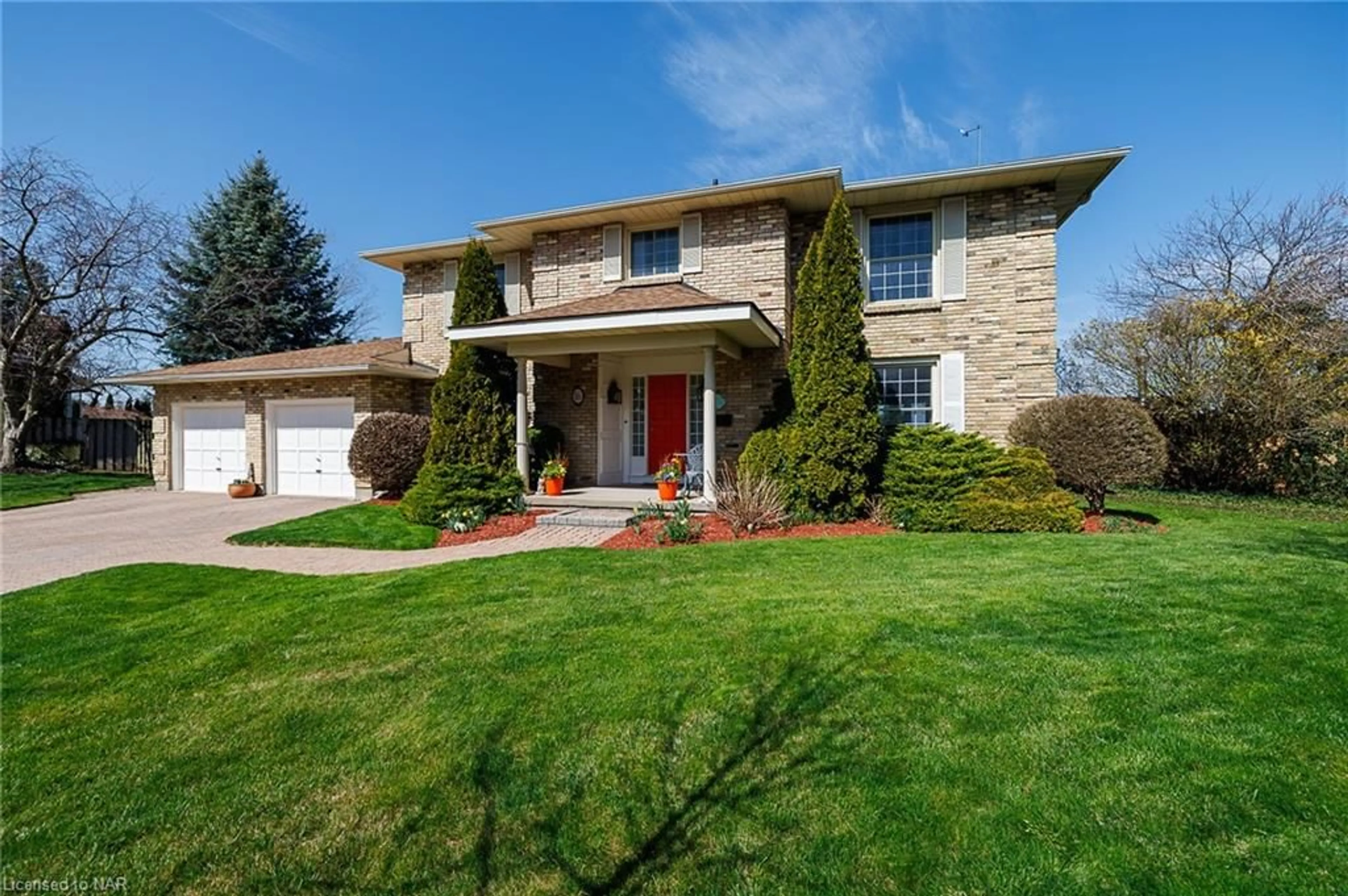 Frontside or backside of a home for 16 Lantana Cir, St. Catharines Ontario L2M 7M5