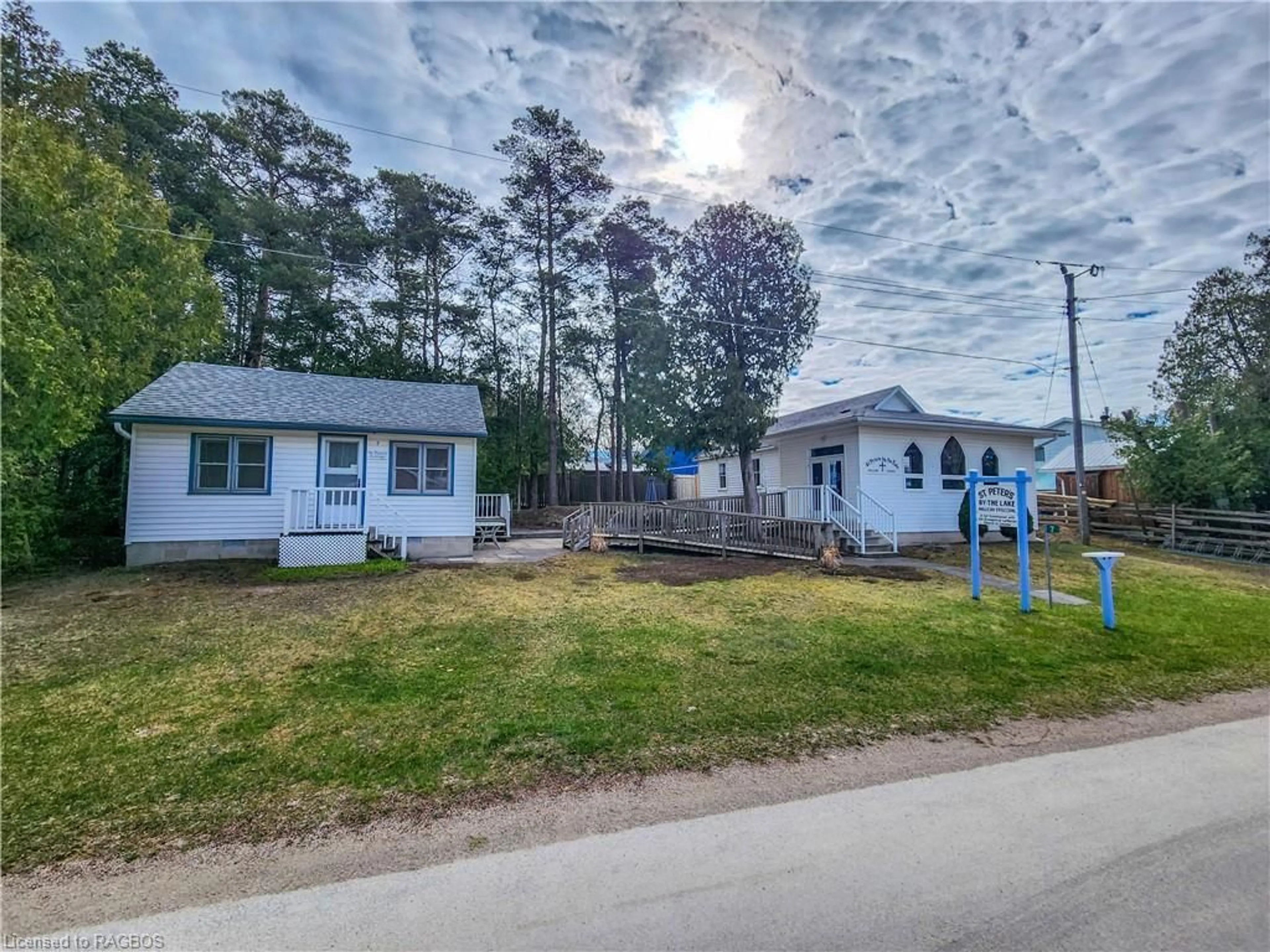 Cottage for 7 Third Ave N Ave, Sauble Beach Ontario N0H 2T0