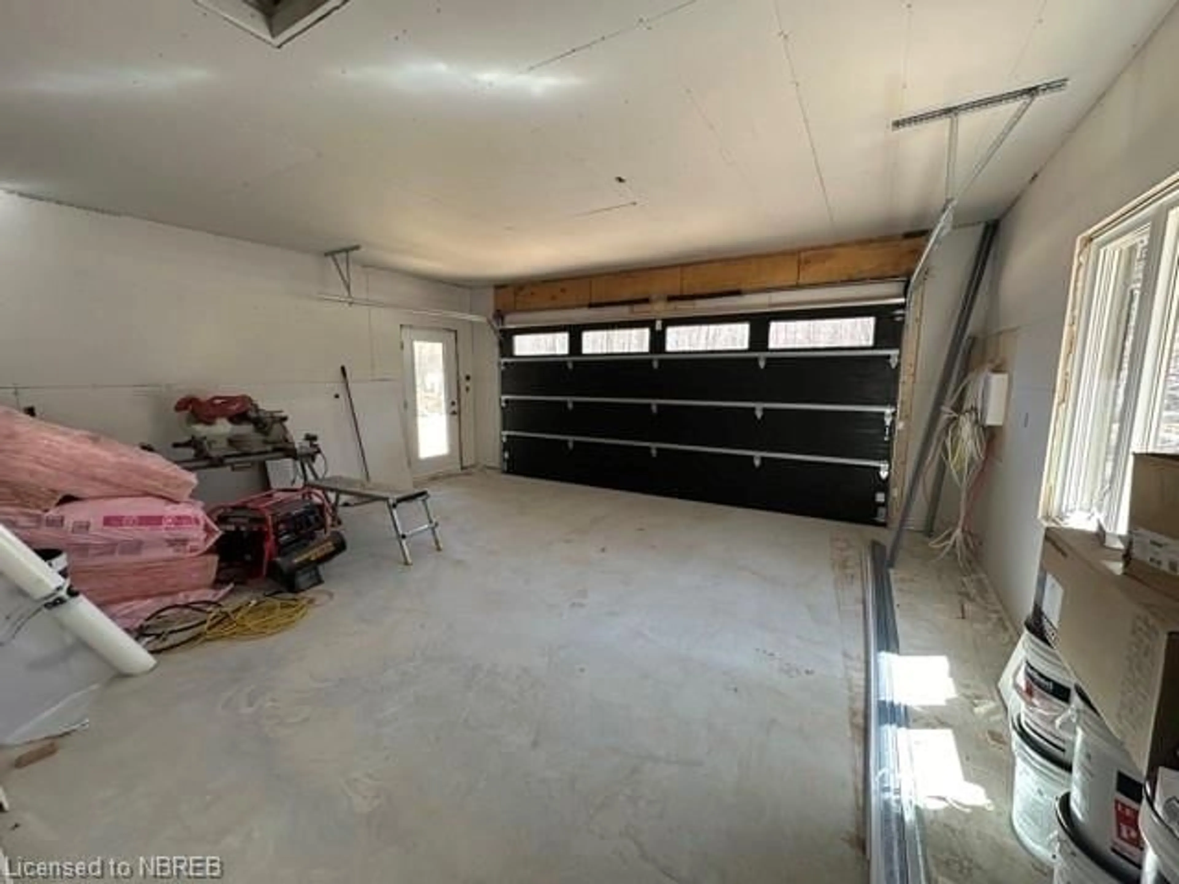 Indoor garage for 24 Aspen Lane, Powassan Ontario P0H 1Z0