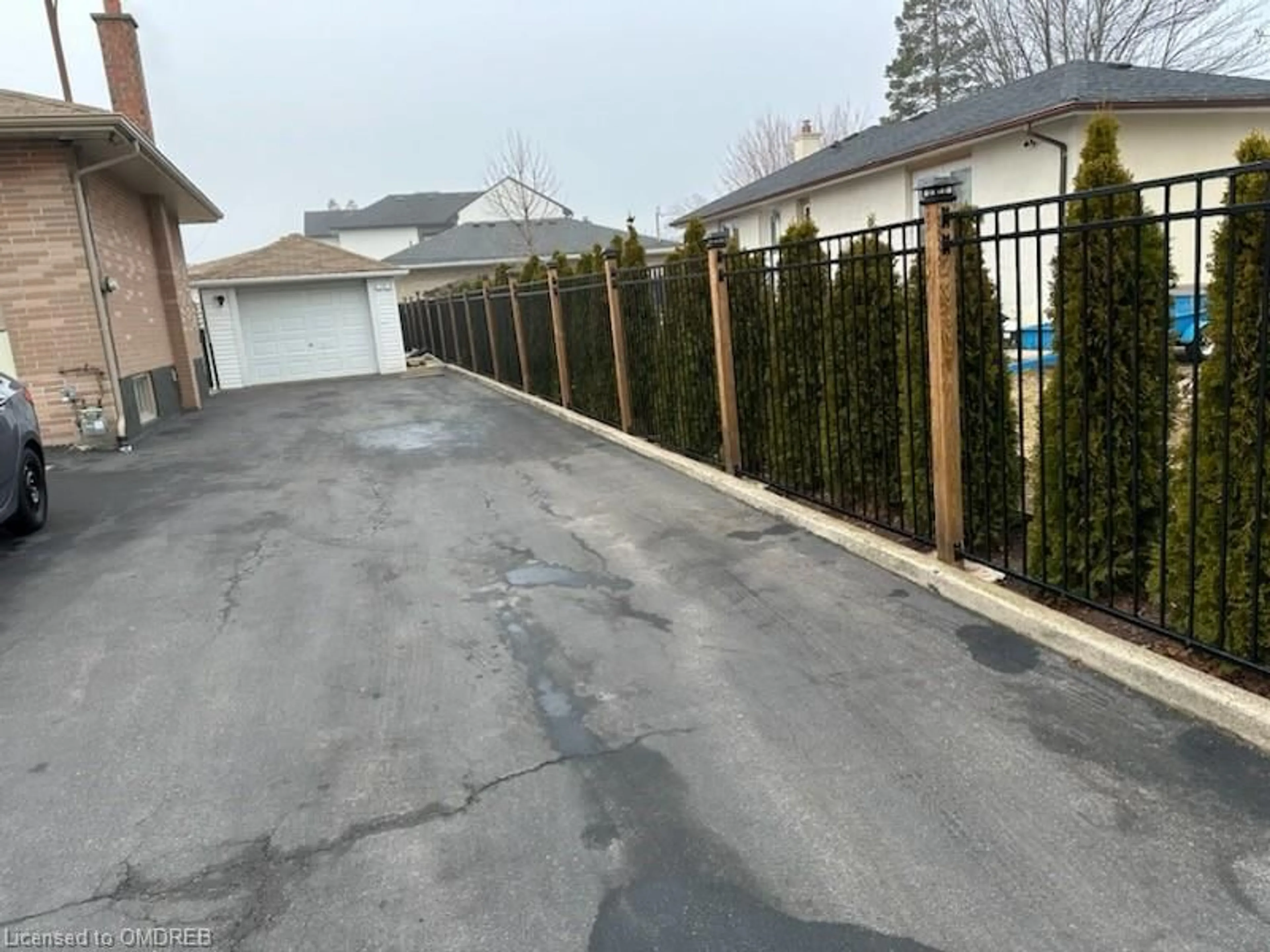 Fenced yard for 290 Morden Rd, Oakville Ontario L6K 2S5