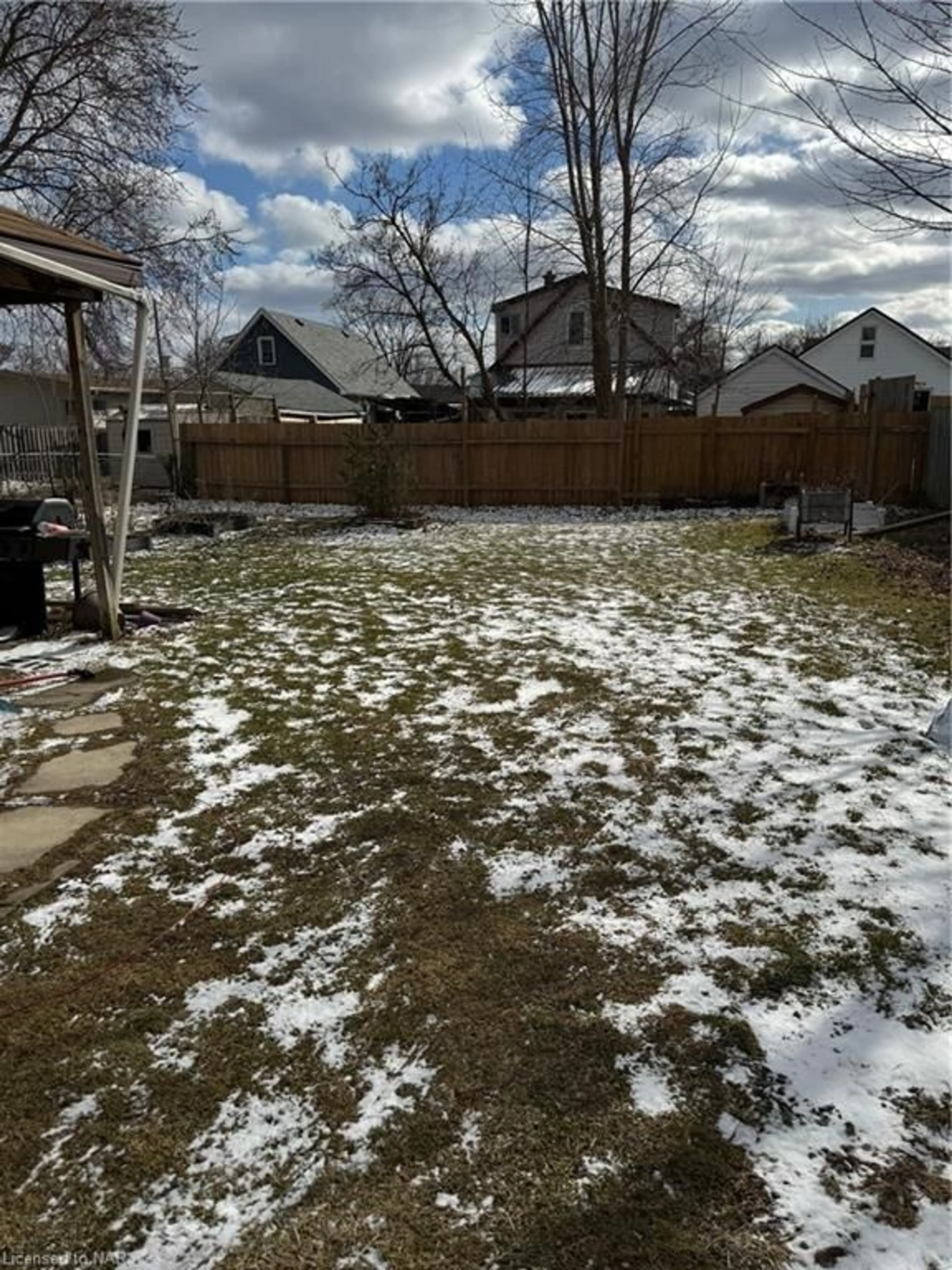 Fenced yard for 21 Josephine St, St. Catharines Ontario L2S 1J1