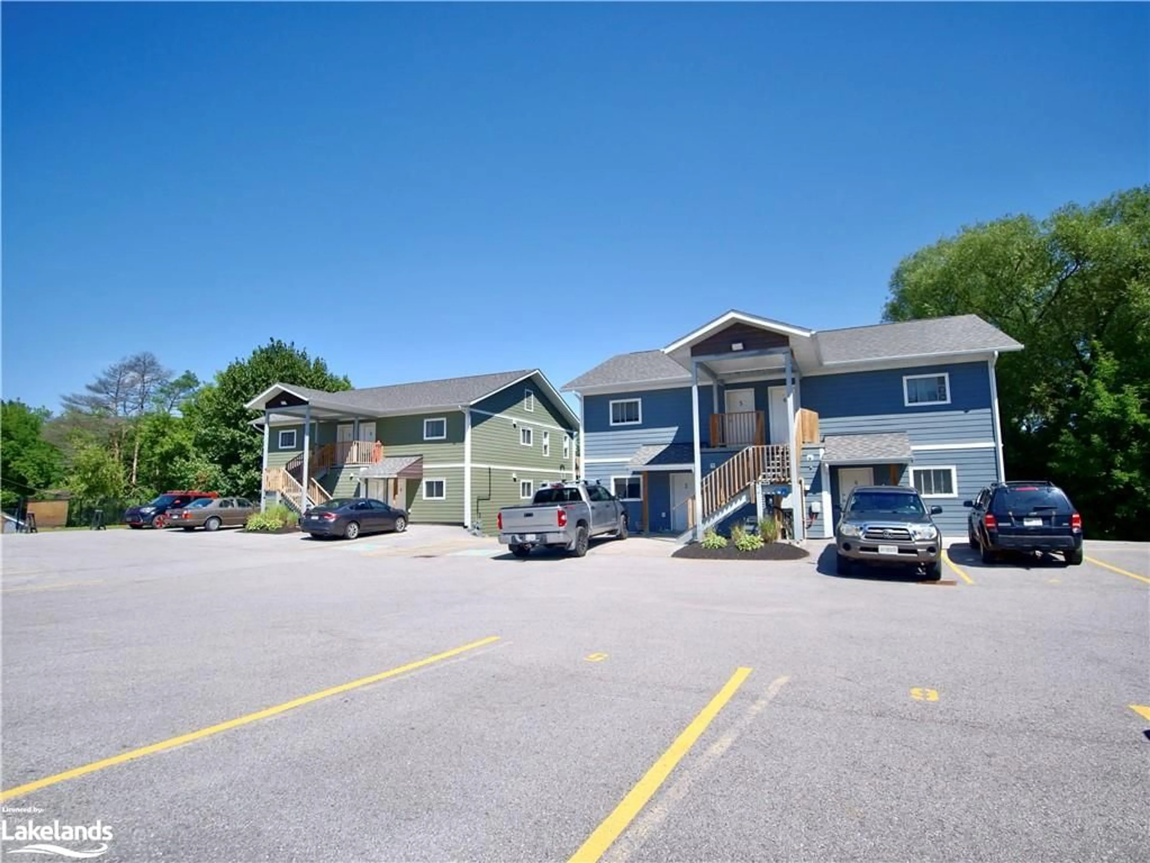 A pic from exterior of the house or condo for 114 Main St, Huntsville Ontario P1H 1W8
