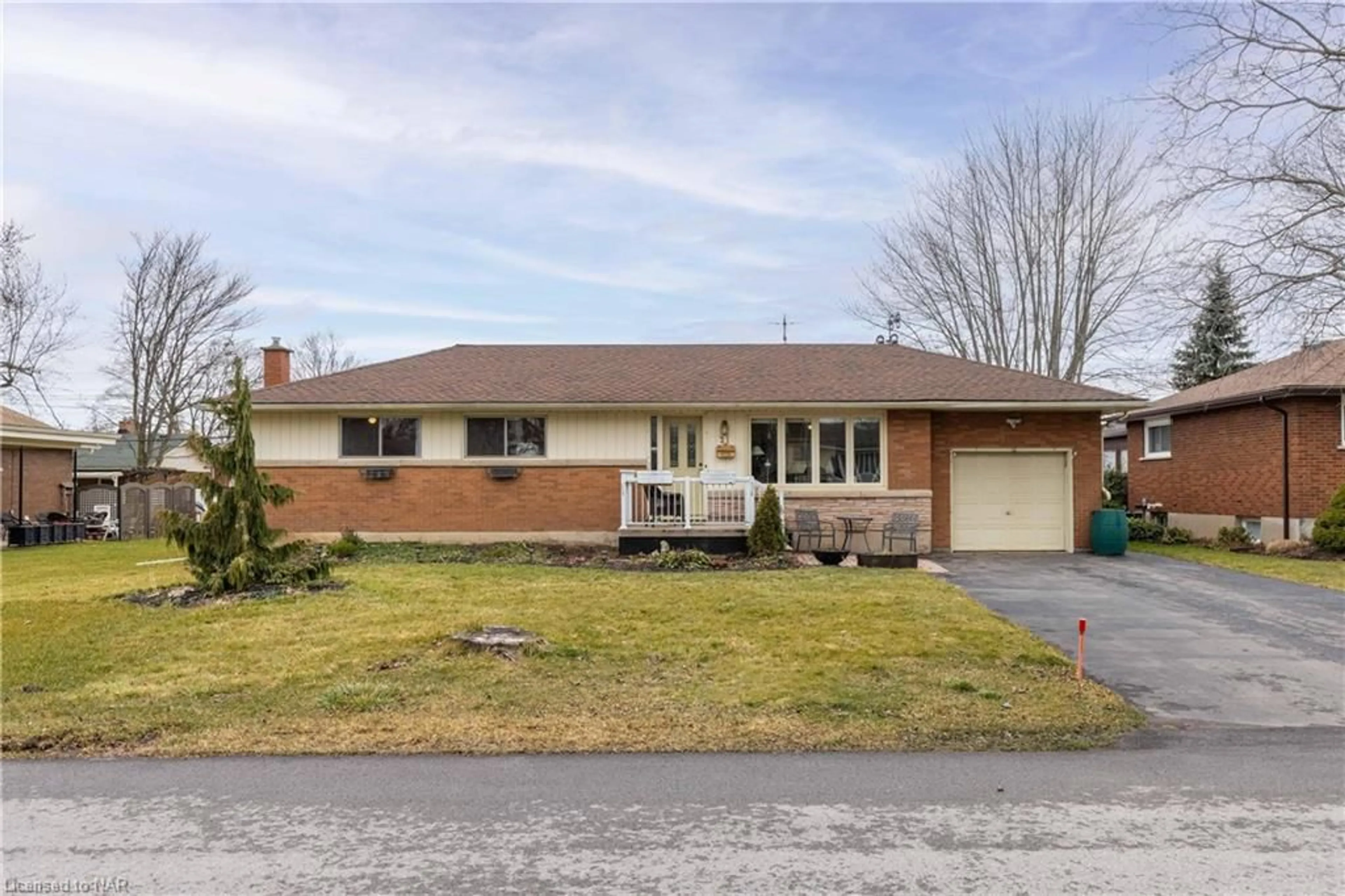 Frontside or backside of a home for 21 Westmount Cres, Welland Ontario L3C 2S5