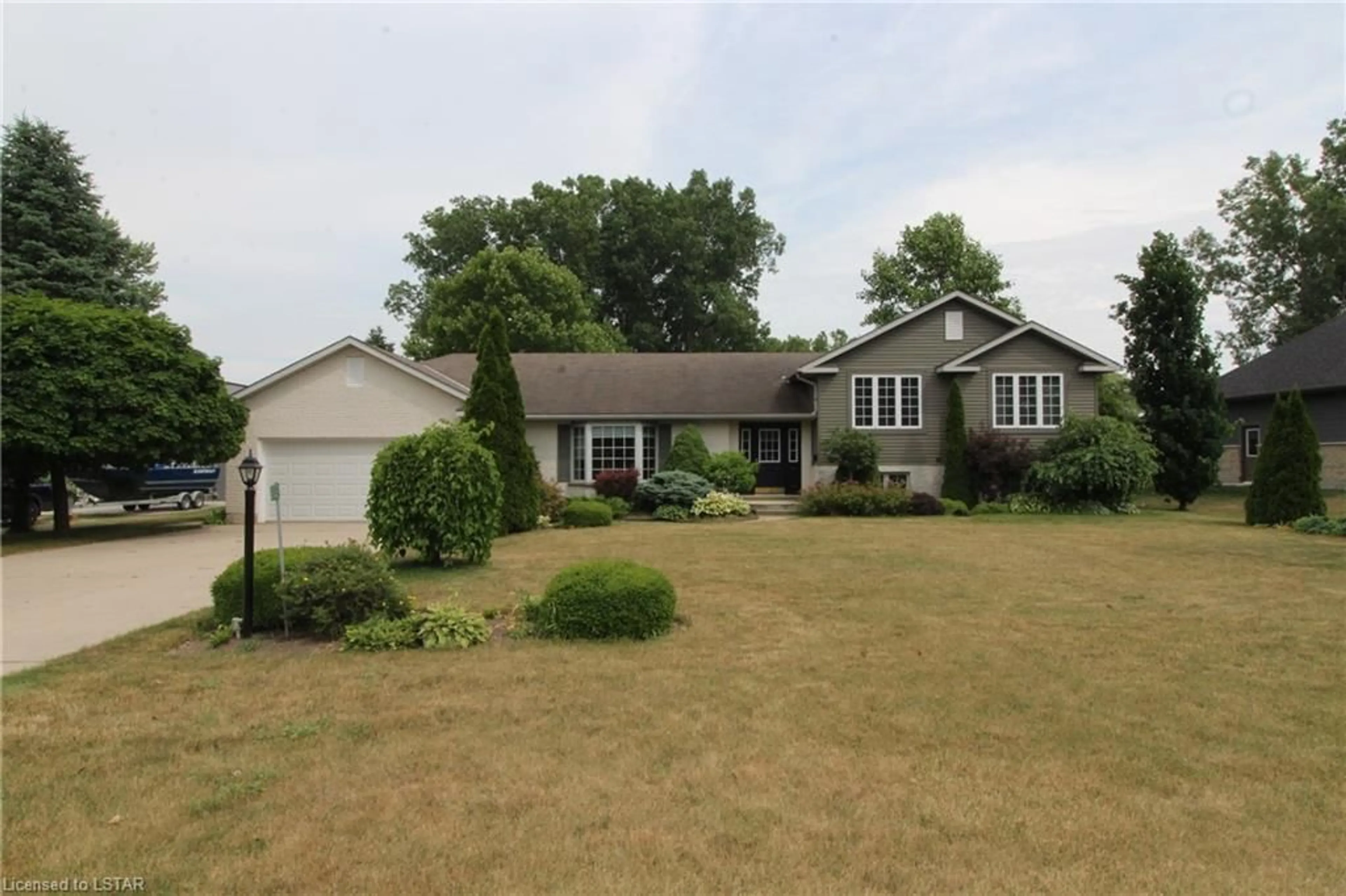 Frontside or backside of a home for 9857 Leonard St, Grand Bend Ontario N0M 1T0