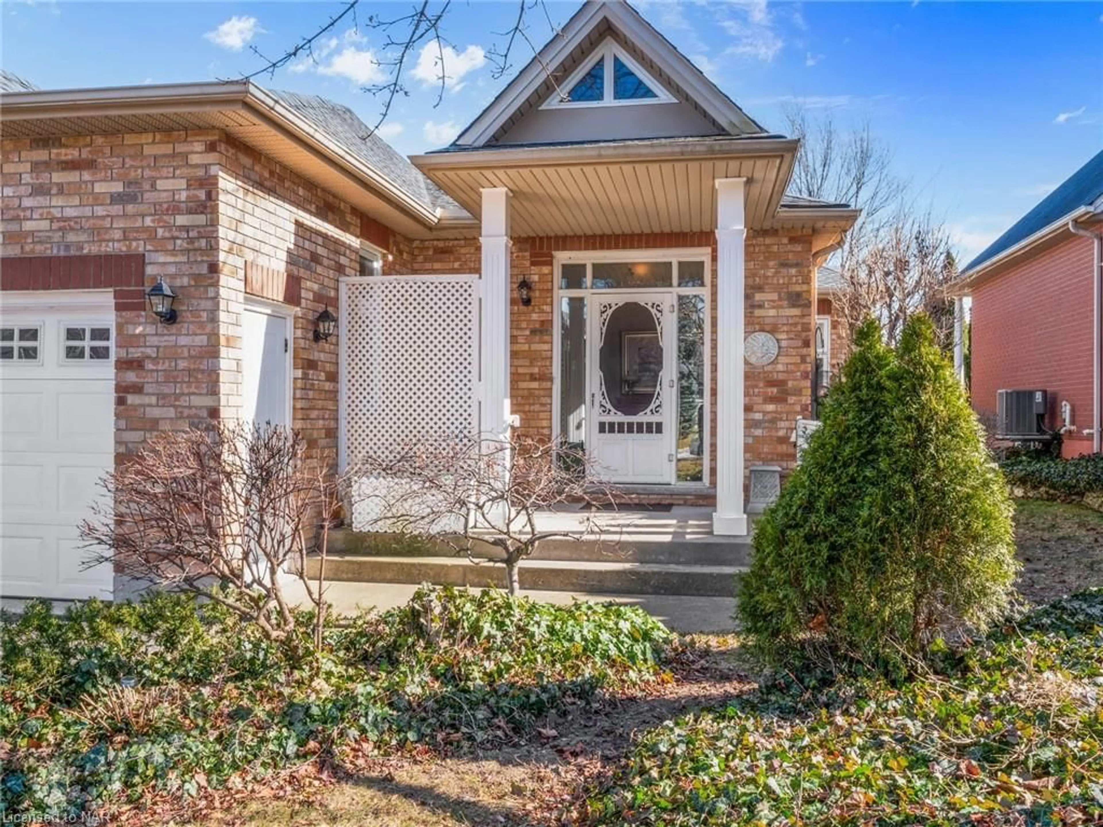 Home with brick exterior material for 2290 Stonehaven Ave, Niagara Falls Ontario L2J 4K1