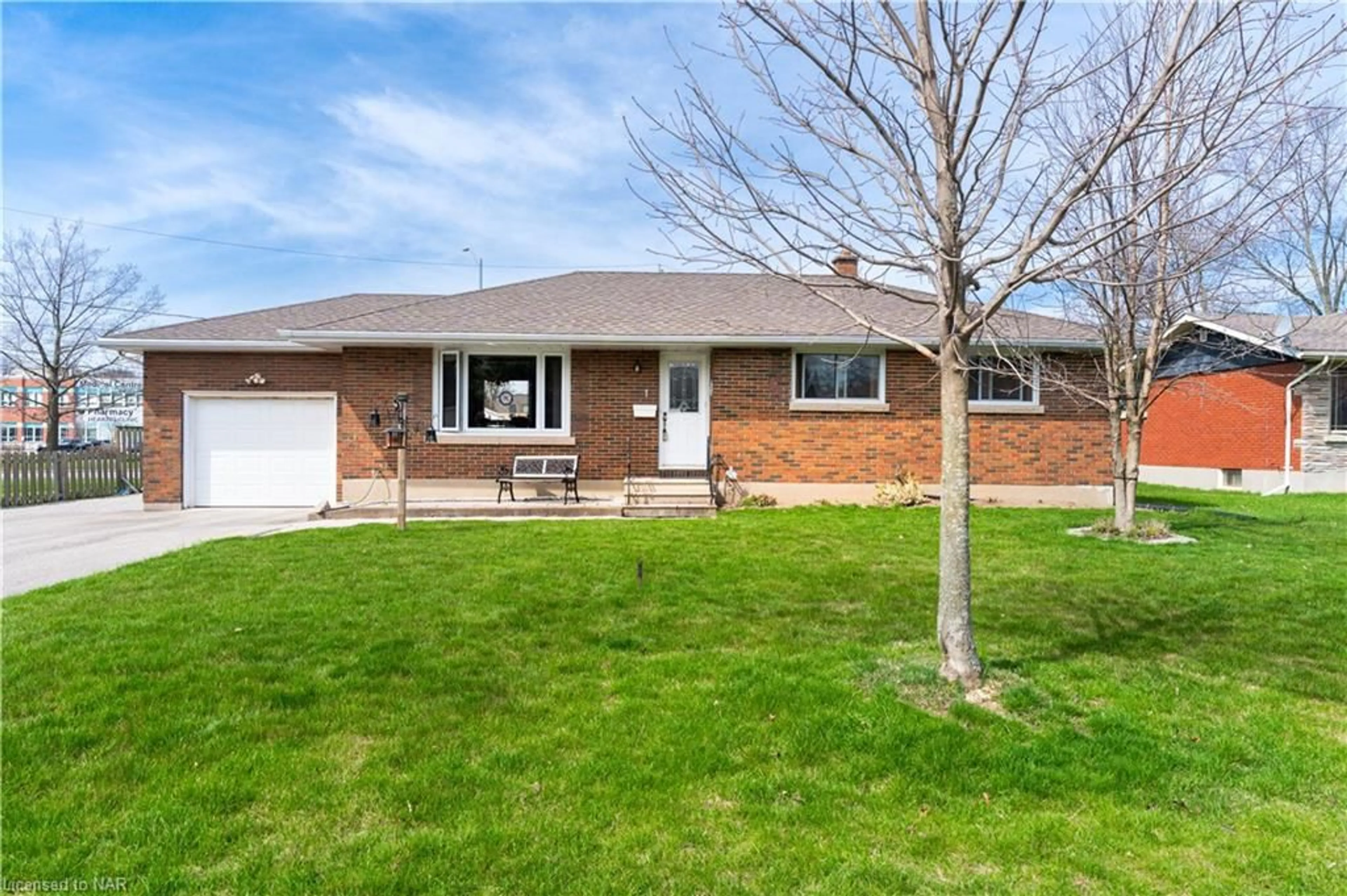 Frontside or backside of a home for 1 Armour Dr, Welland Ontario L3C 2N7