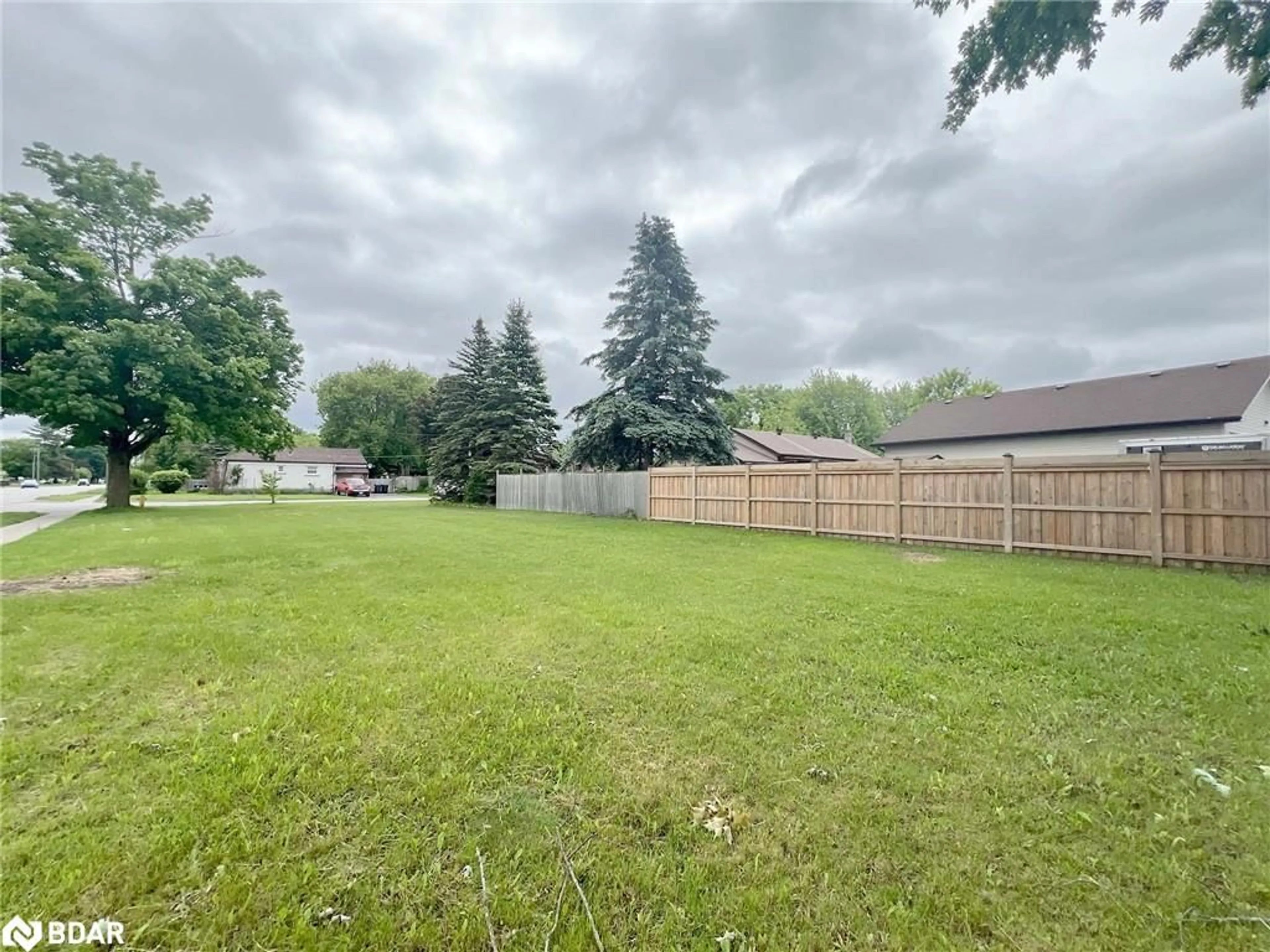 Fenced yard for 28 Centre St, Angus Ontario L0M 1B0