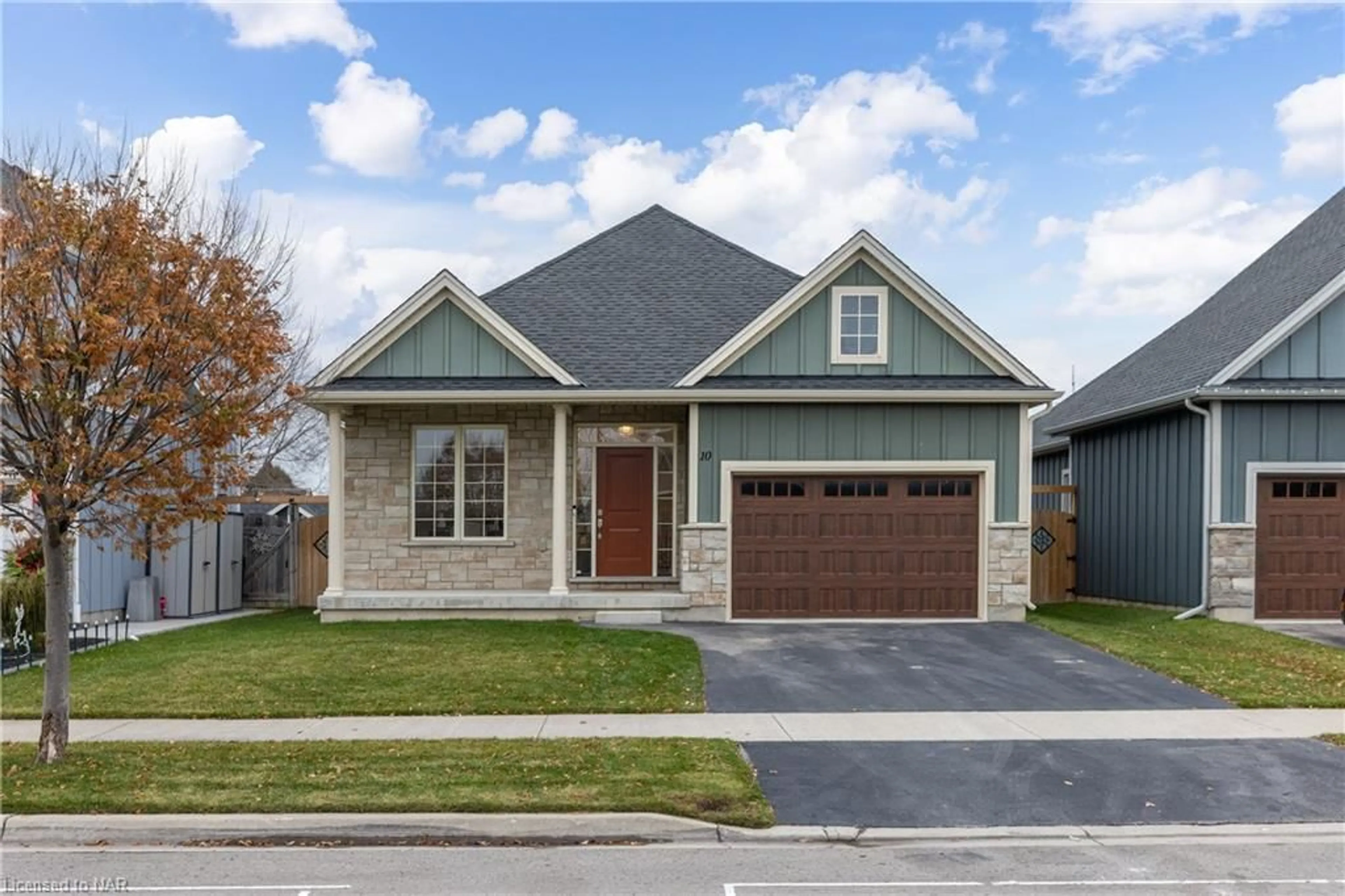 Frontside or backside of a home for 10 Summerhayes Dr, Niagara-on-the-Lake Ontario L0S 1T0