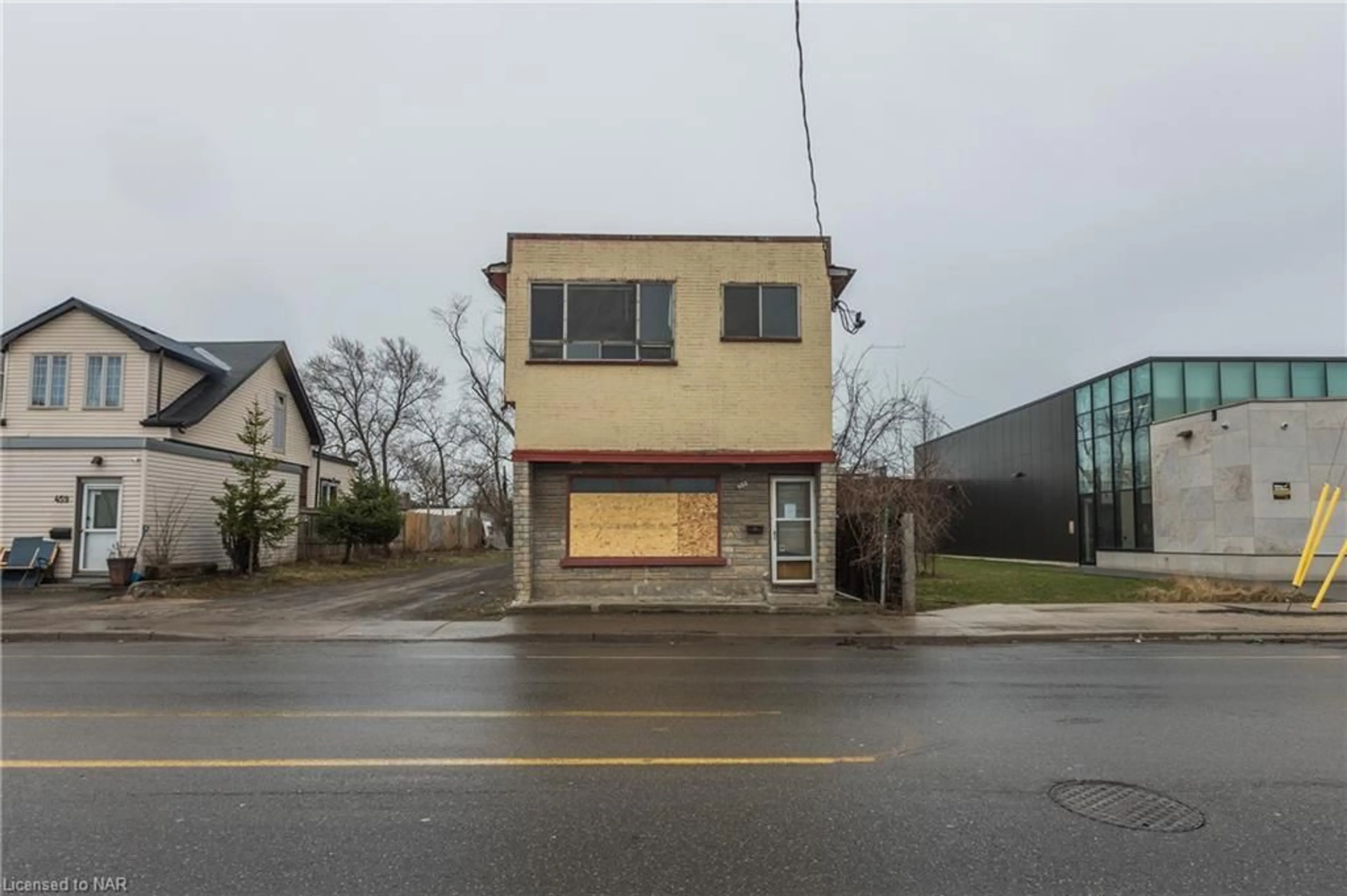 Frontside or backside of a home for 455 East Main St, Welland Ontario L3B 3X7