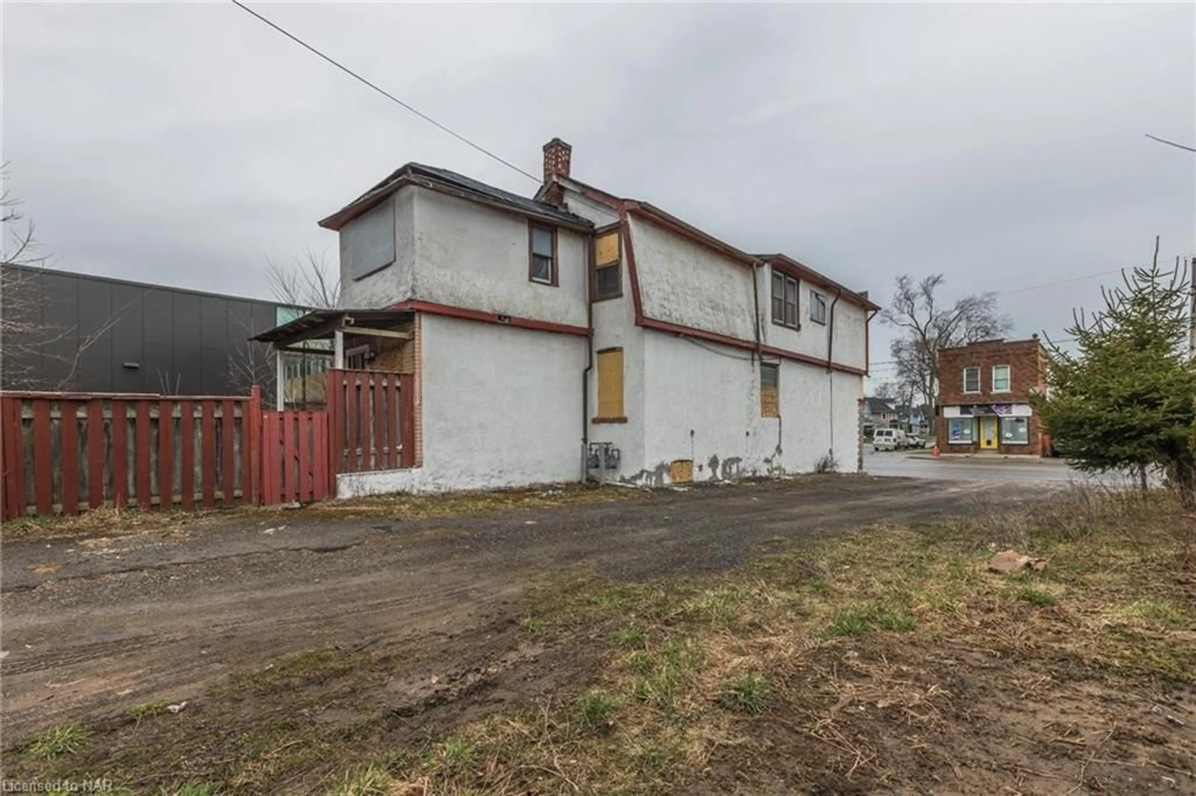 Frontside or backside of a home for 455 East Main St, Welland Ontario L3B 3X7