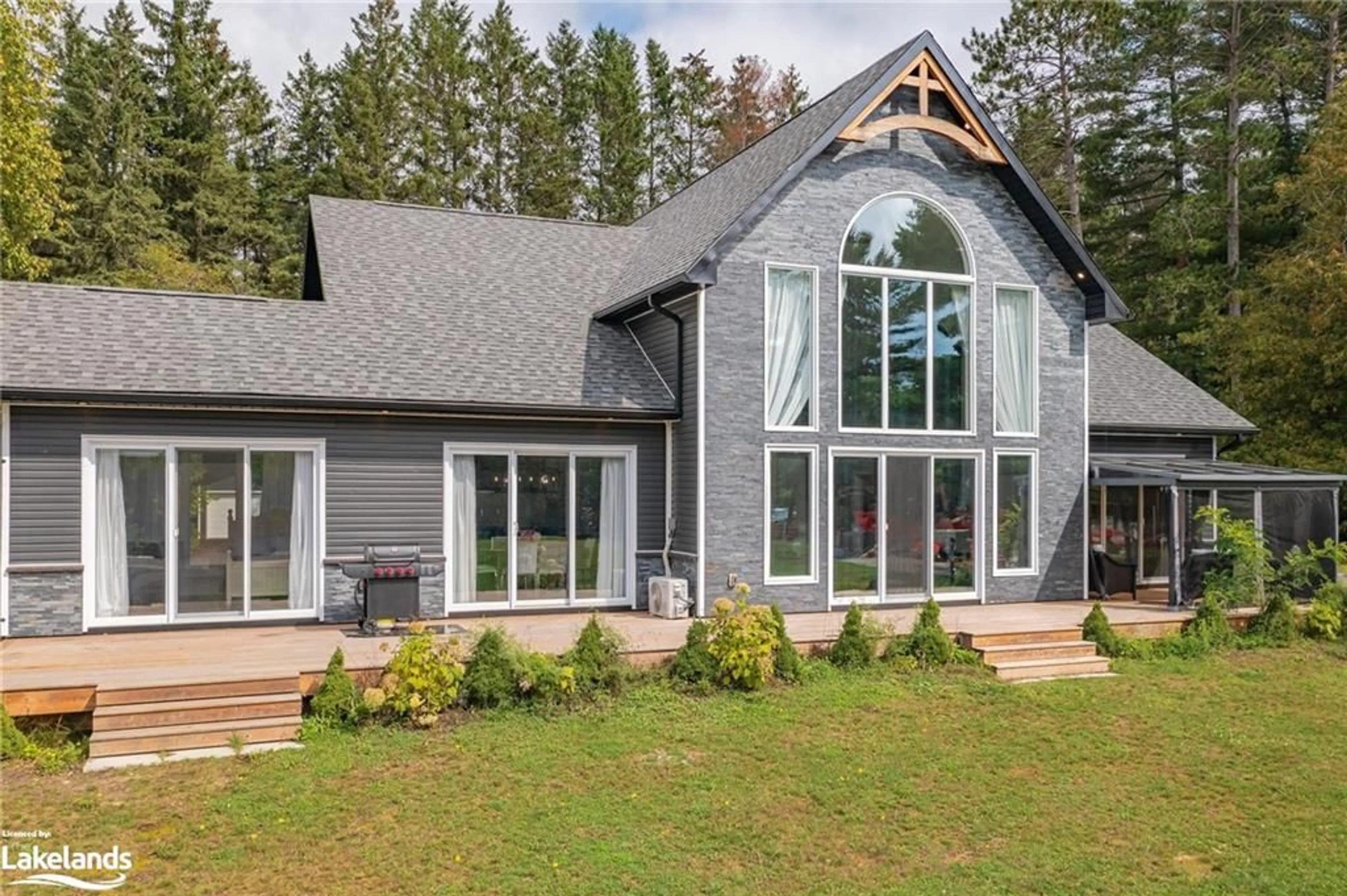 Cottage for 379 Santas Village Rd, Bracebridge Ontario P1L 1W8