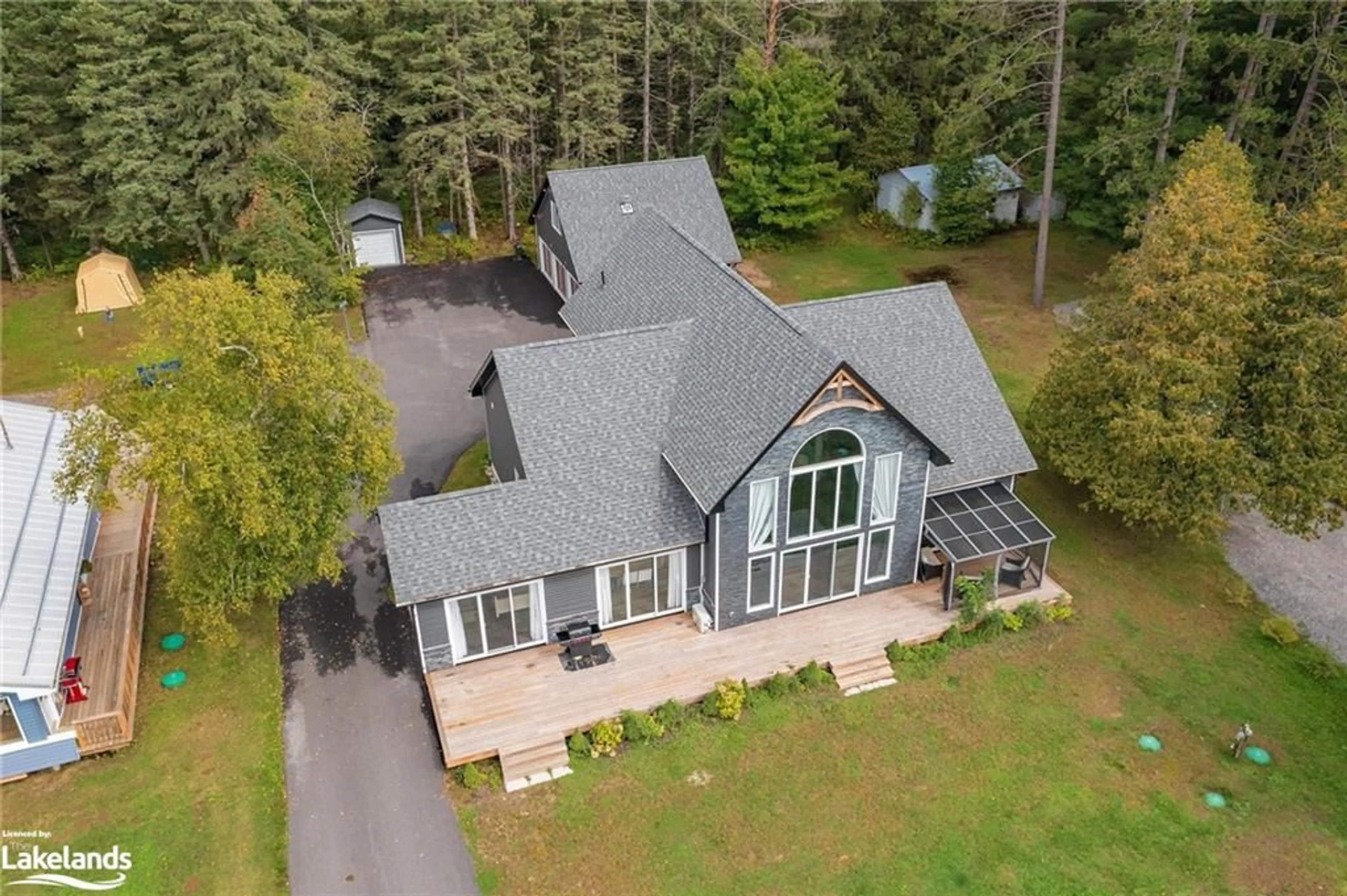 Frontside or backside of a home for 379 Santas Village Rd, Bracebridge Ontario P1L 1W8