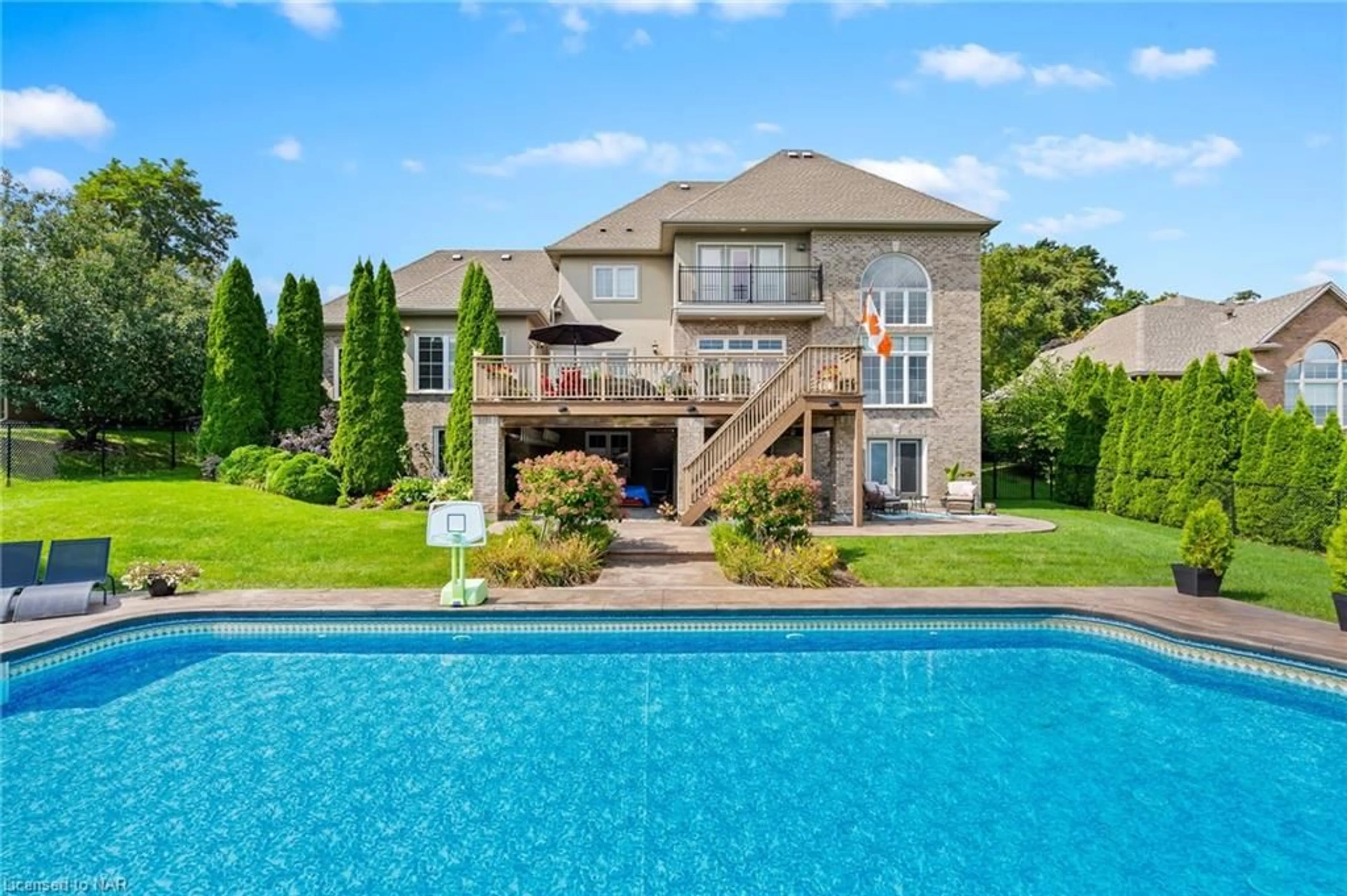 Indoor or outdoor pool for 71 Tanbark Rd, Niagara-on-the-Lake Ontario L0S 1J0