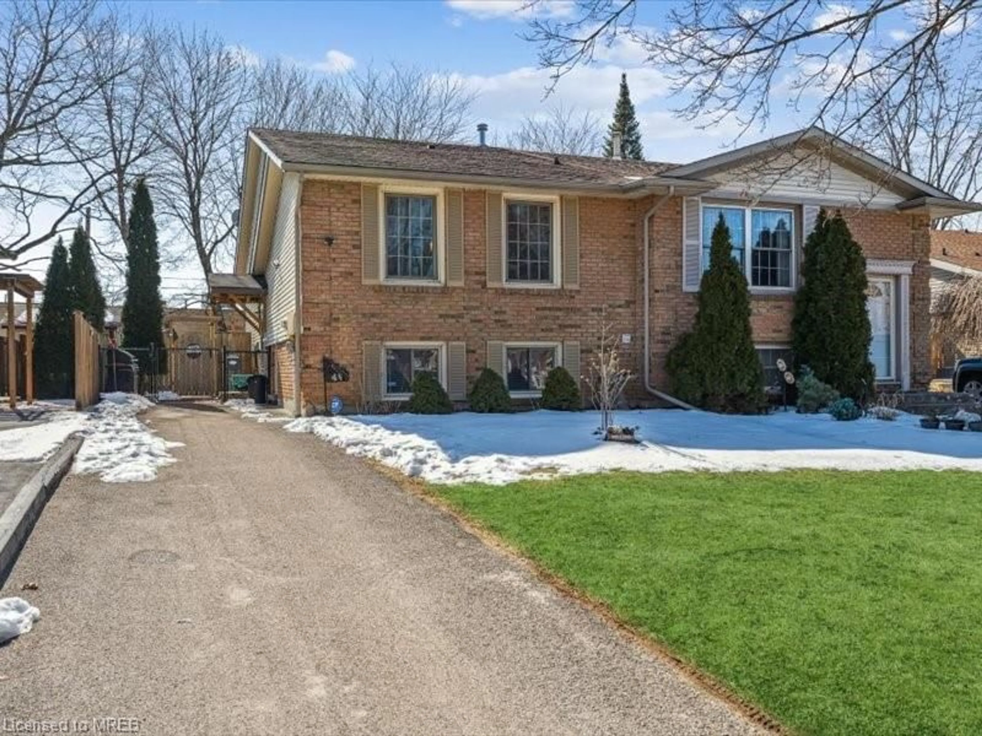 Home with brick exterior material for 4 1/2 Leaside Dr, St. Catharines Ontario L2M 4G5